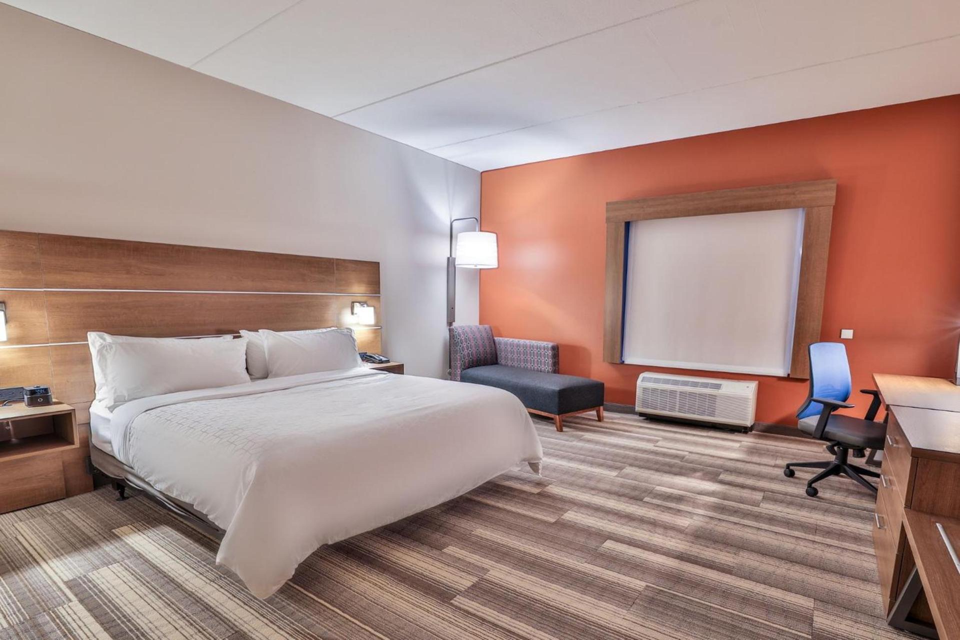 Holiday Inn Express & Suites - Nashville MetroCenter Downtown by IHG photo 13