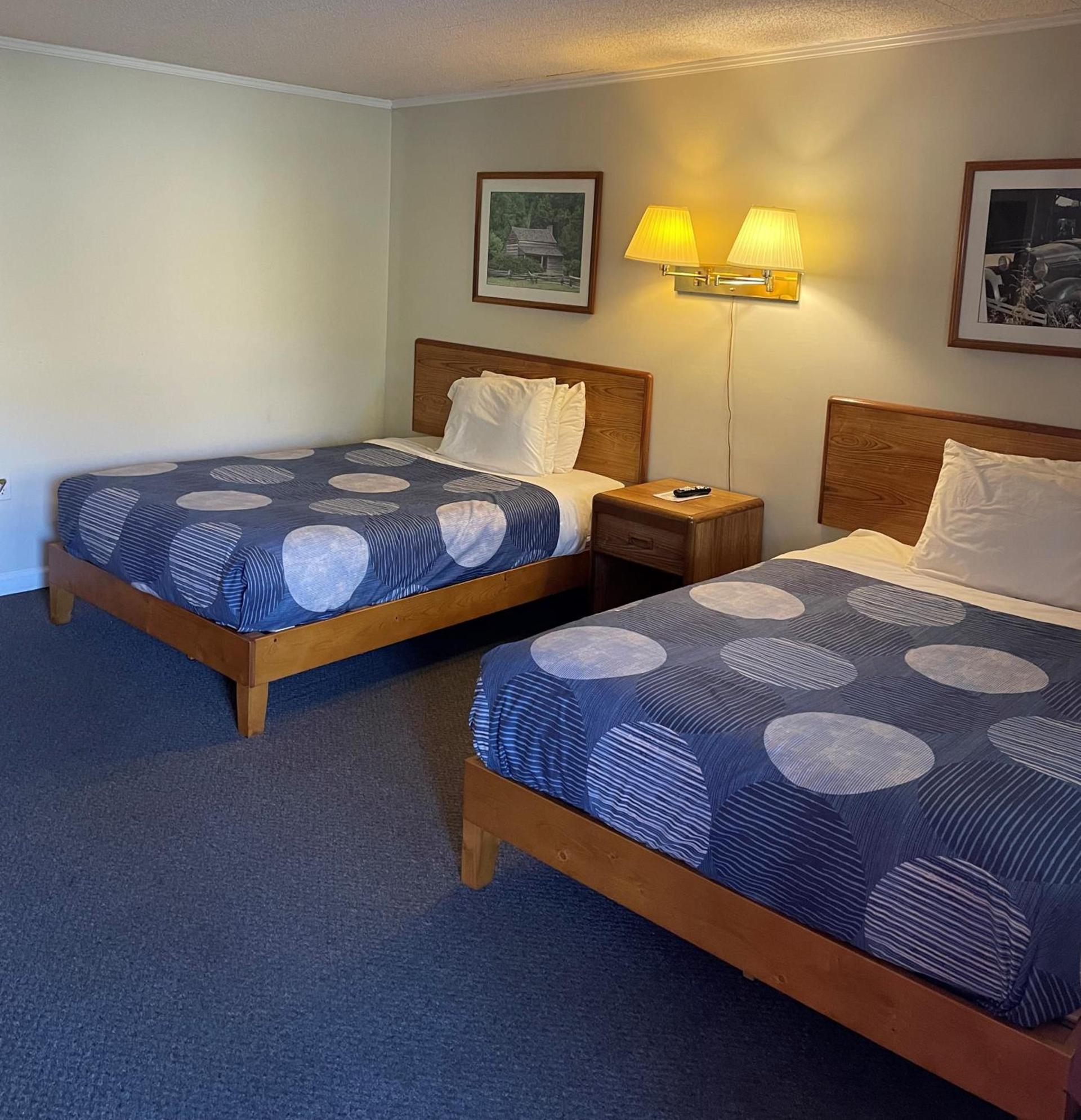 A Holiday Motel - Maggie Valley photo 10