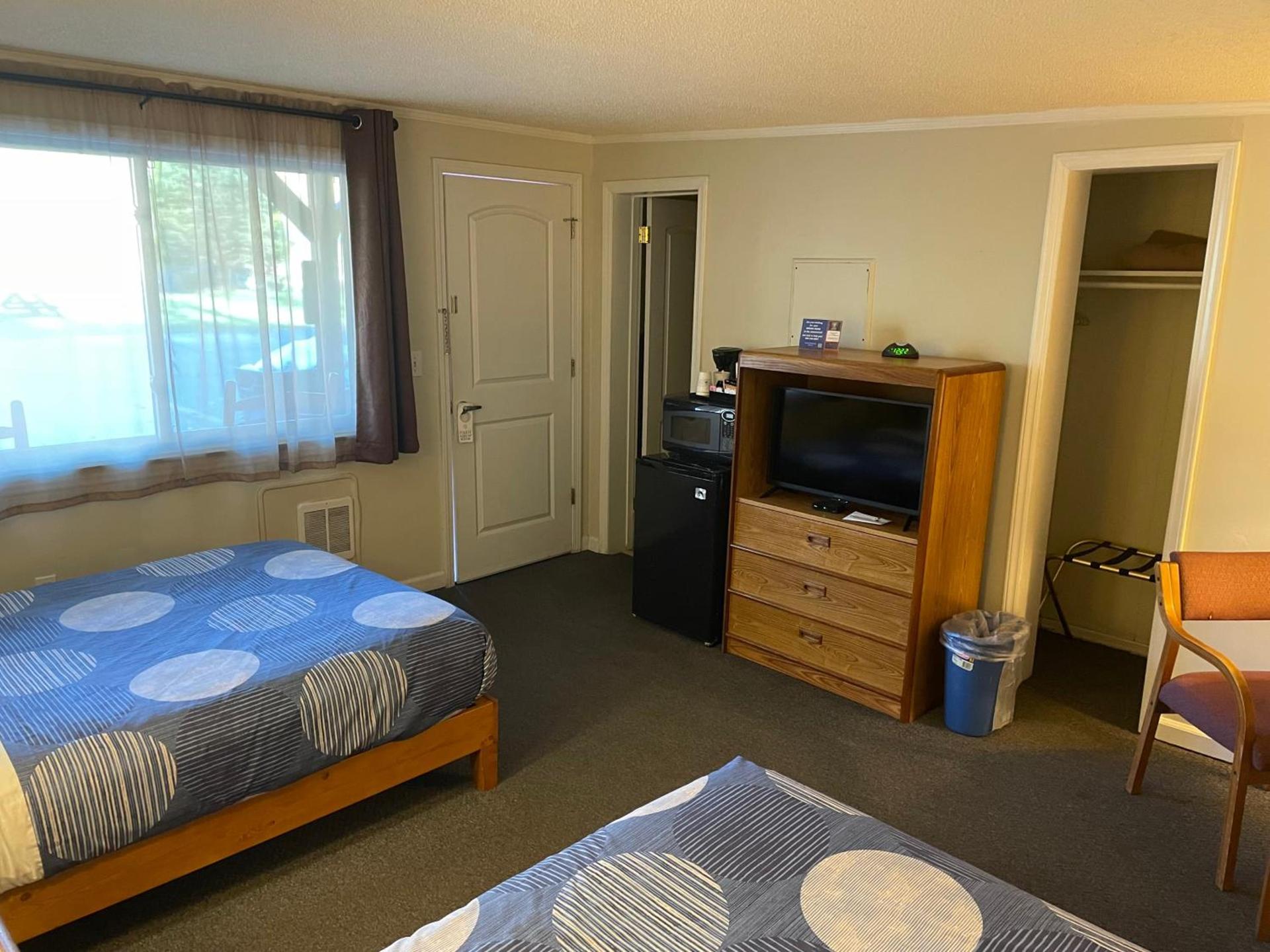 A Holiday Motel - Maggie Valley photo 13