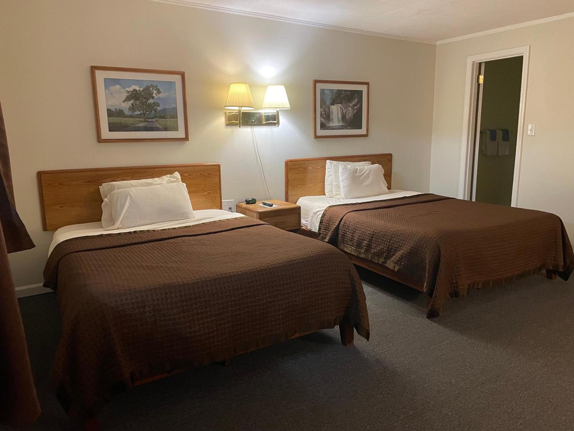 A Holiday Motel - Maggie Valley photo 14