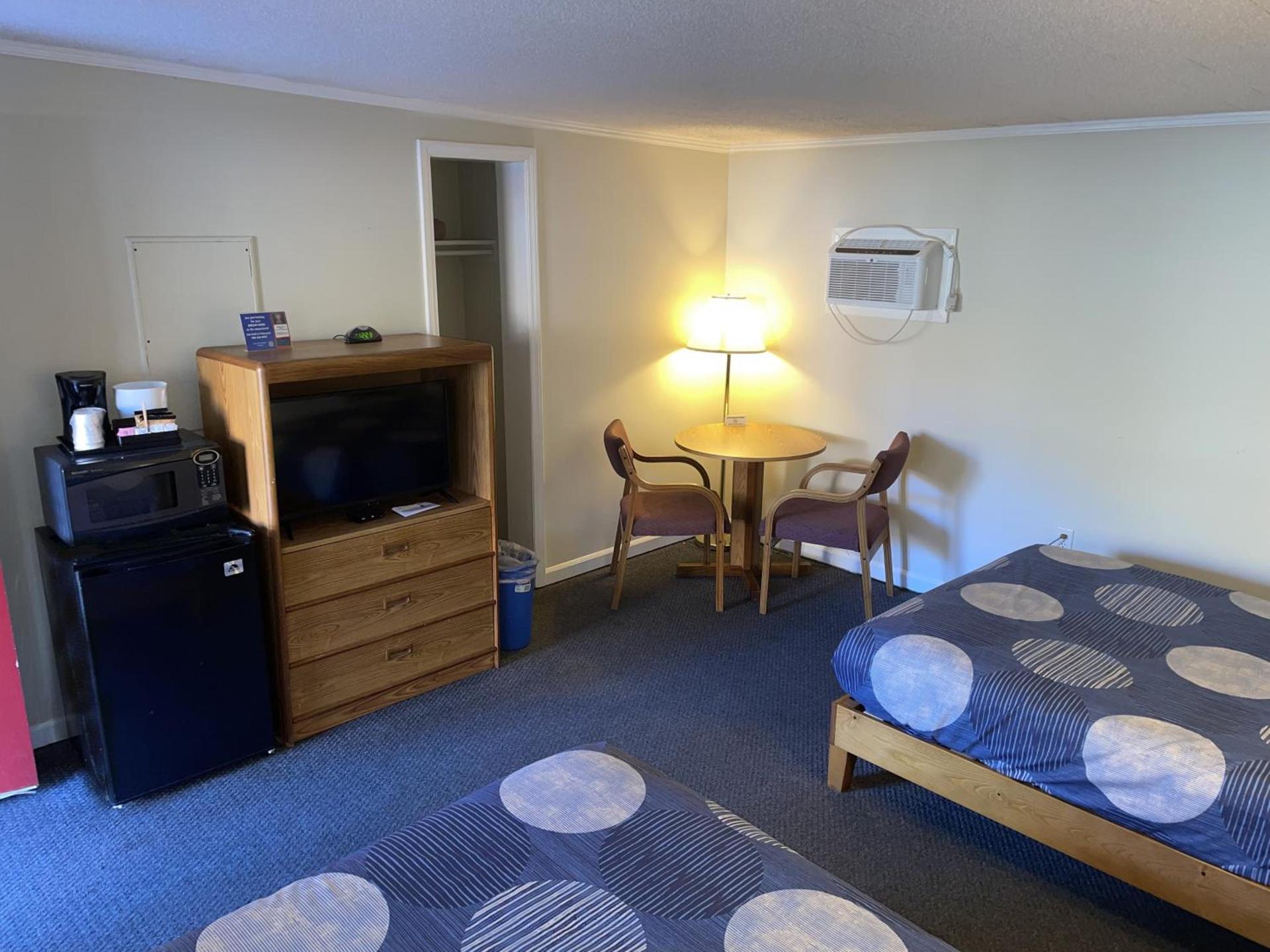 A Holiday Motel - Maggie Valley photo 17