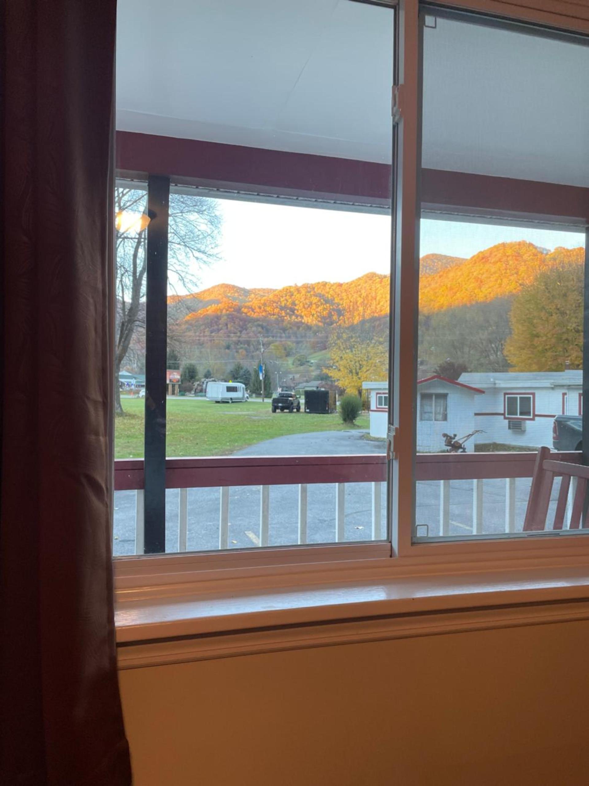 A Holiday Motel - Maggie Valley photo 26