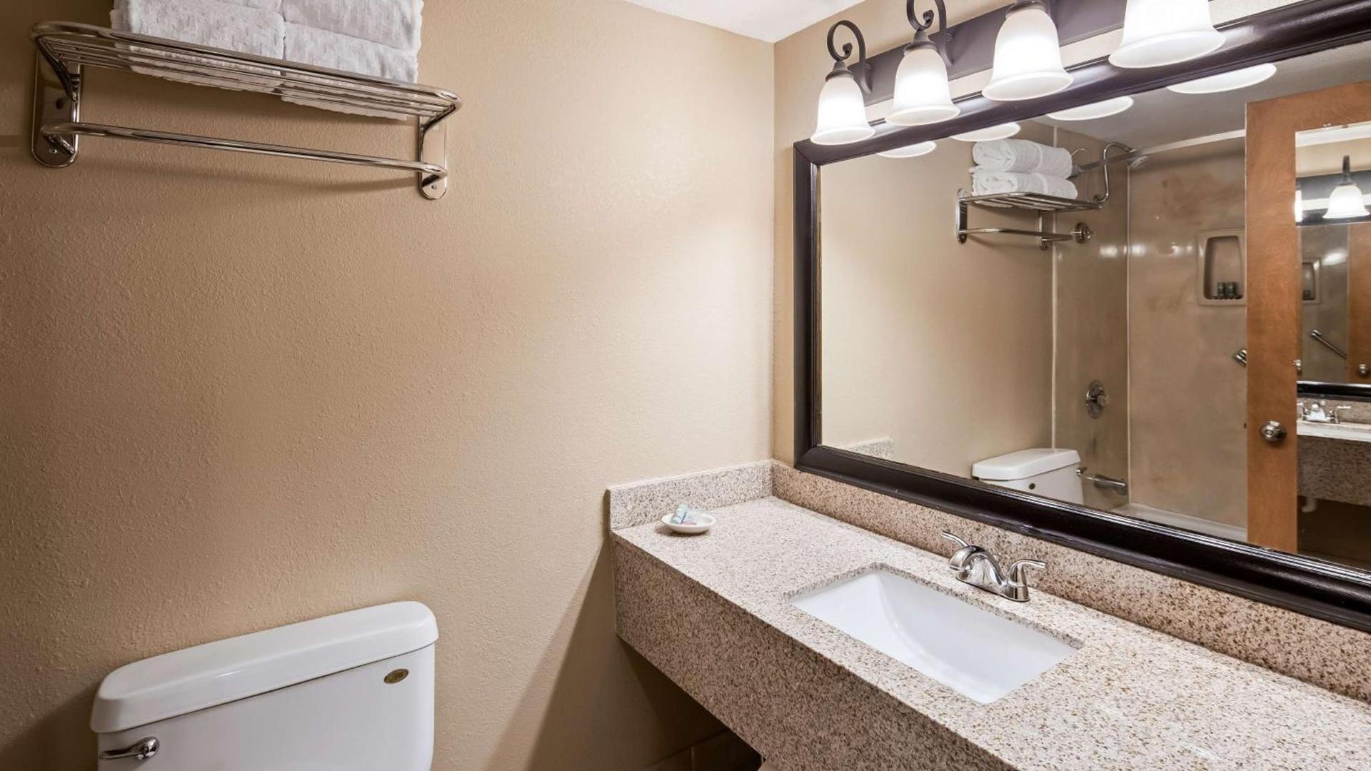 Best Western Greenfield Inn photo 60