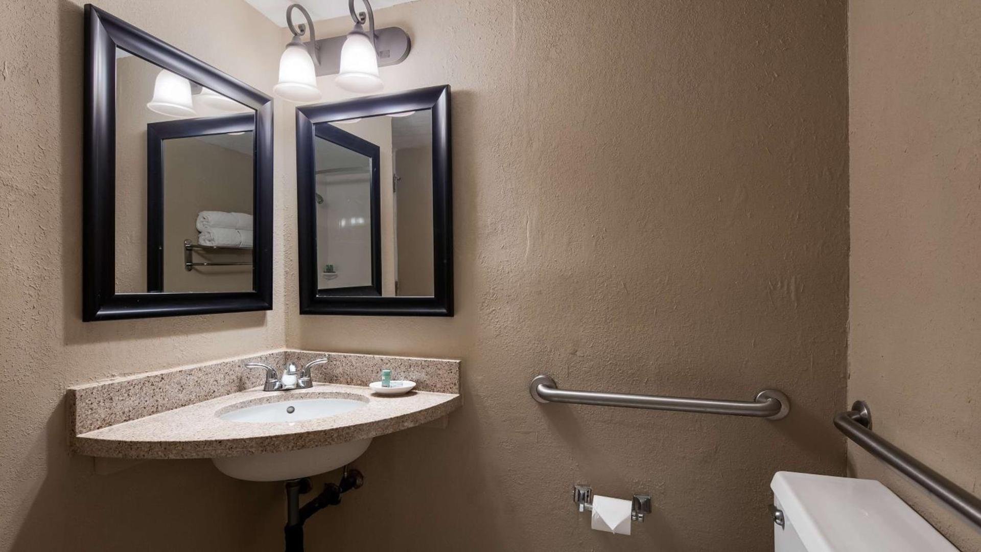 Best Western Greenfield Inn photo 65