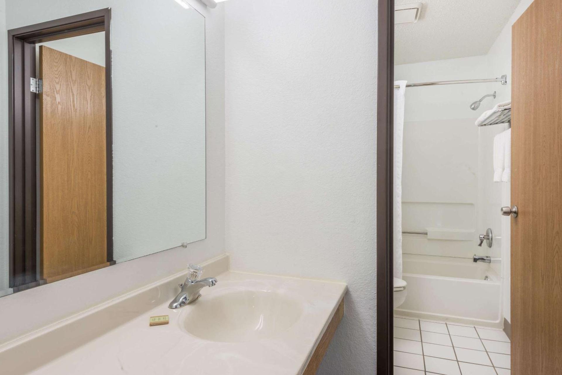 Super 8 by Wyndham New Stanton photo 10