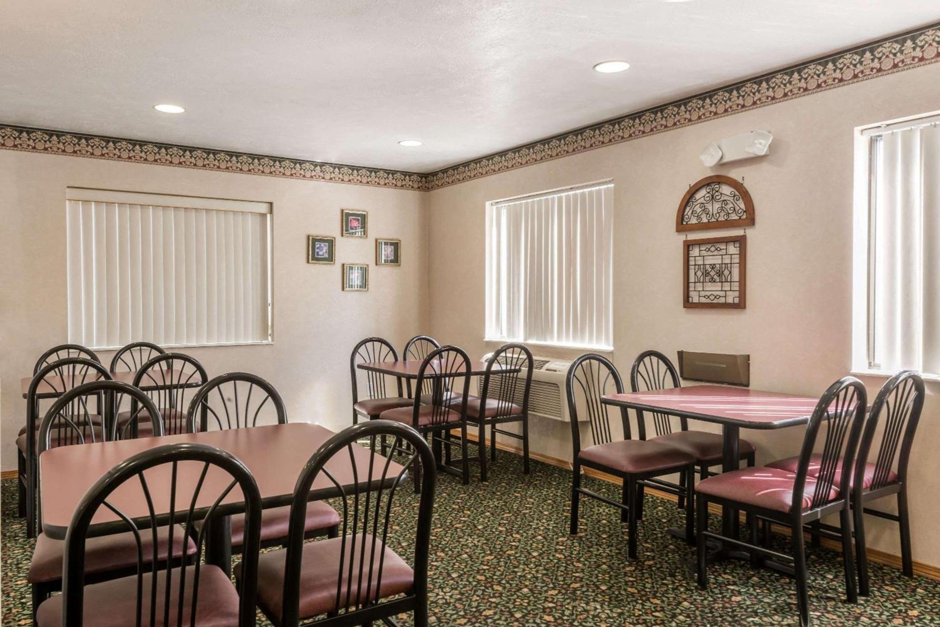 Super 8 by Wyndham New Stanton photo 12