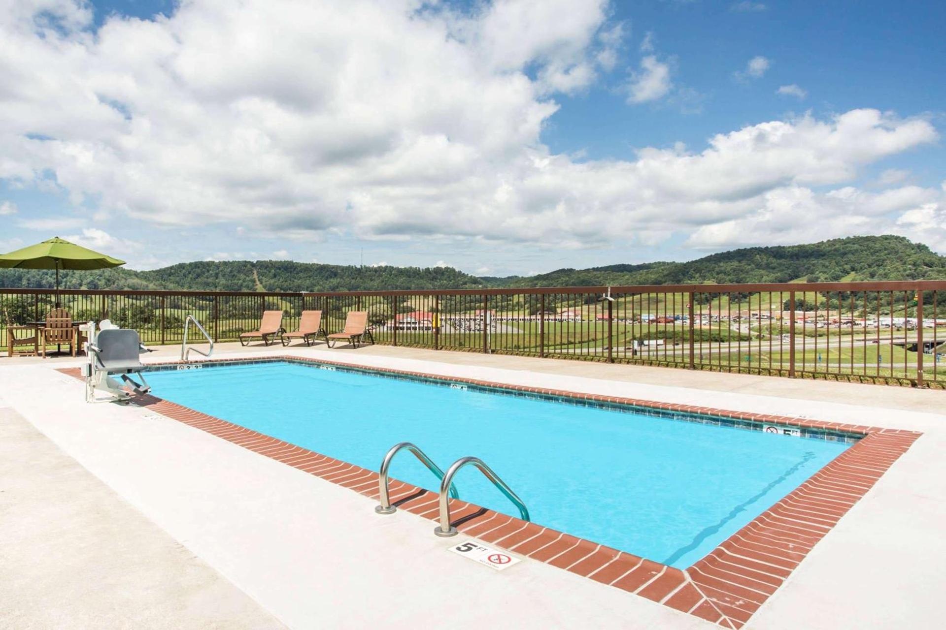 Days Inn & Suites by Wyndham Sutton Flatwoods photo 11