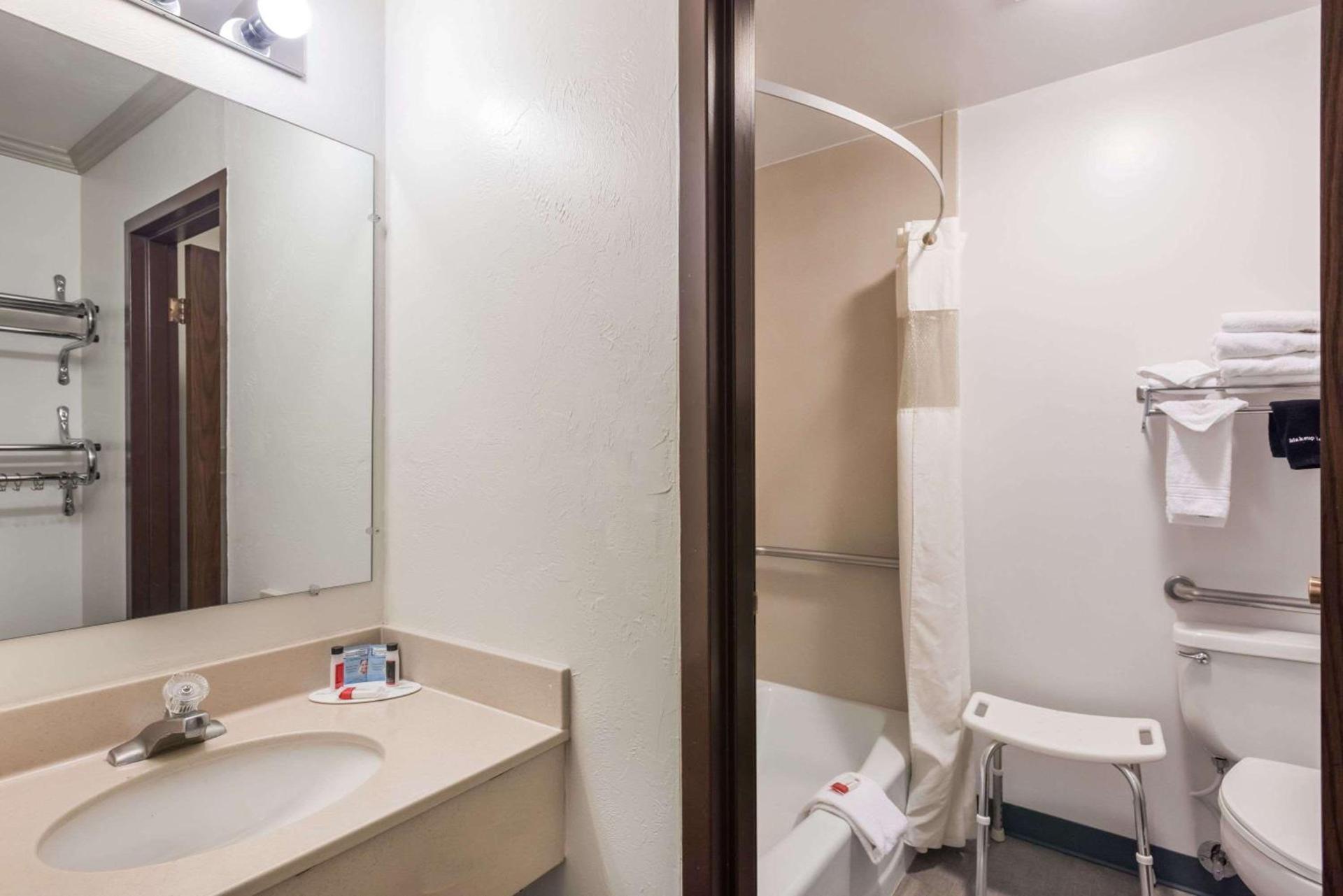 Travelodge by Wyndham Livingston photo 8