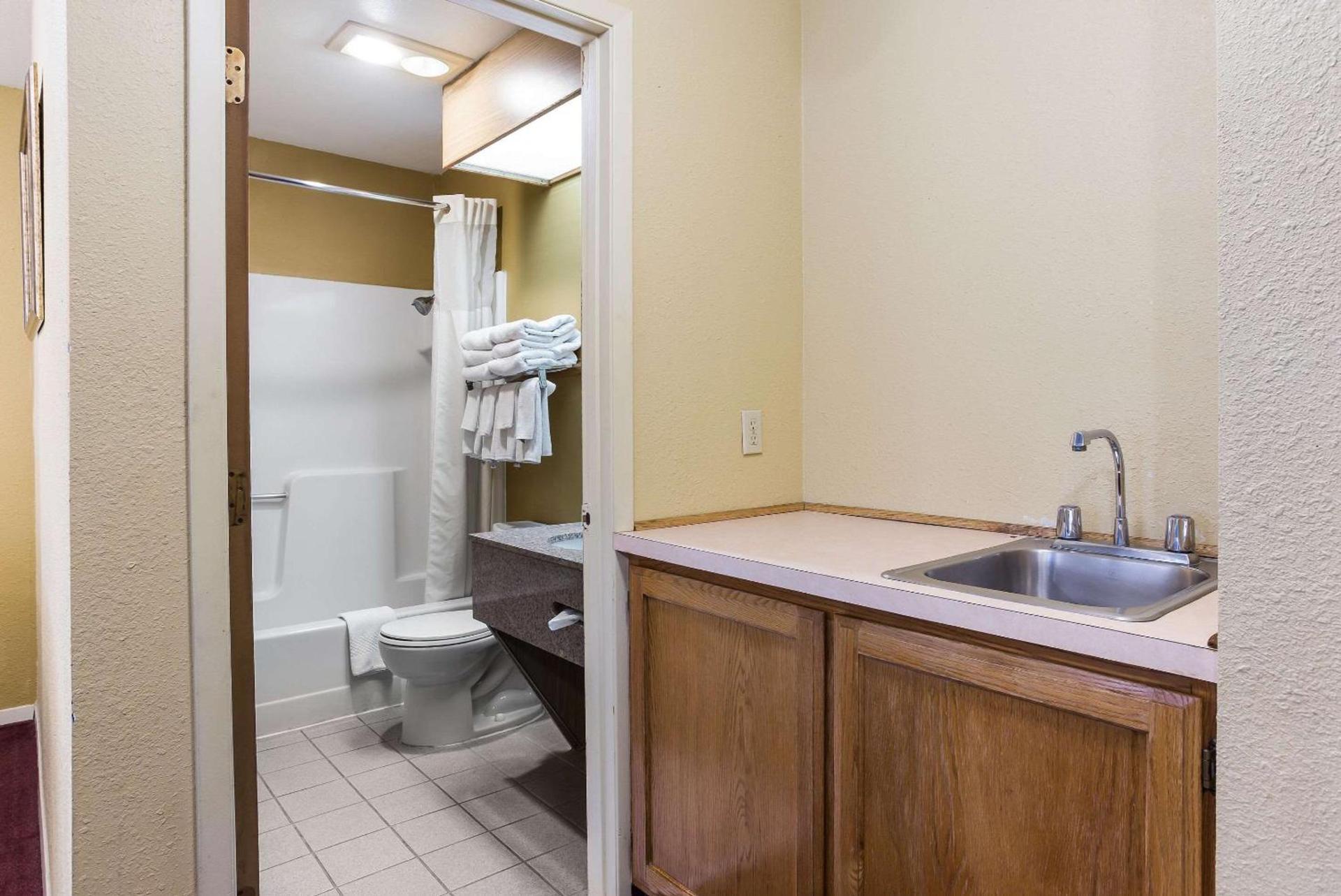 Quality Inn Airport photo 26