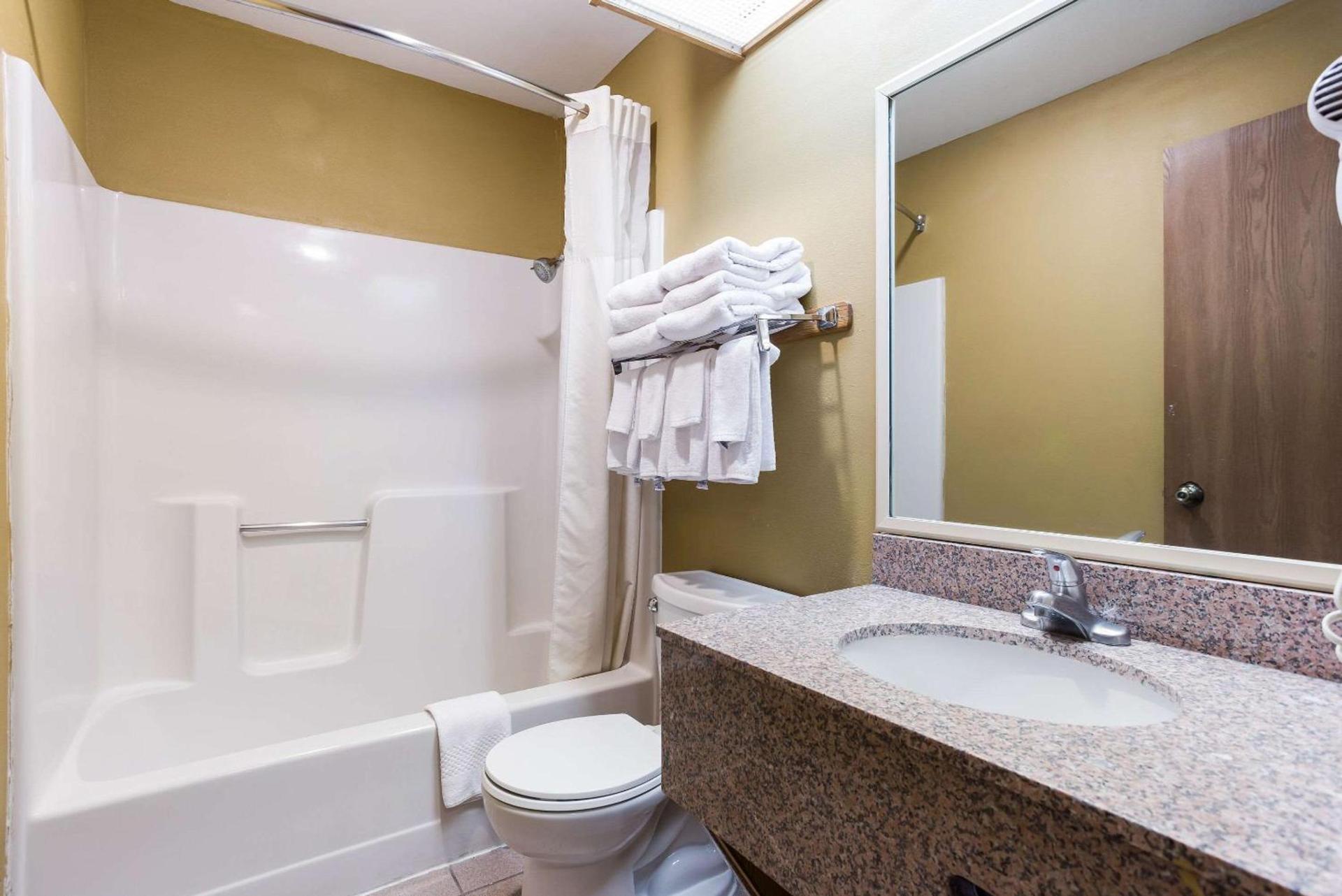 Quality Inn Airport photo 28