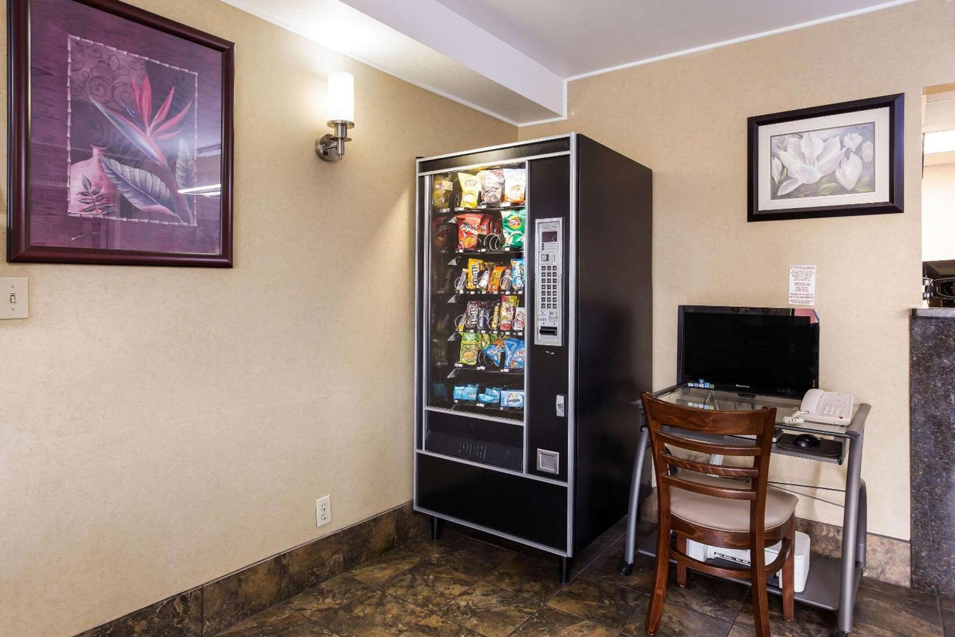 Quality Inn Airport photo 31
