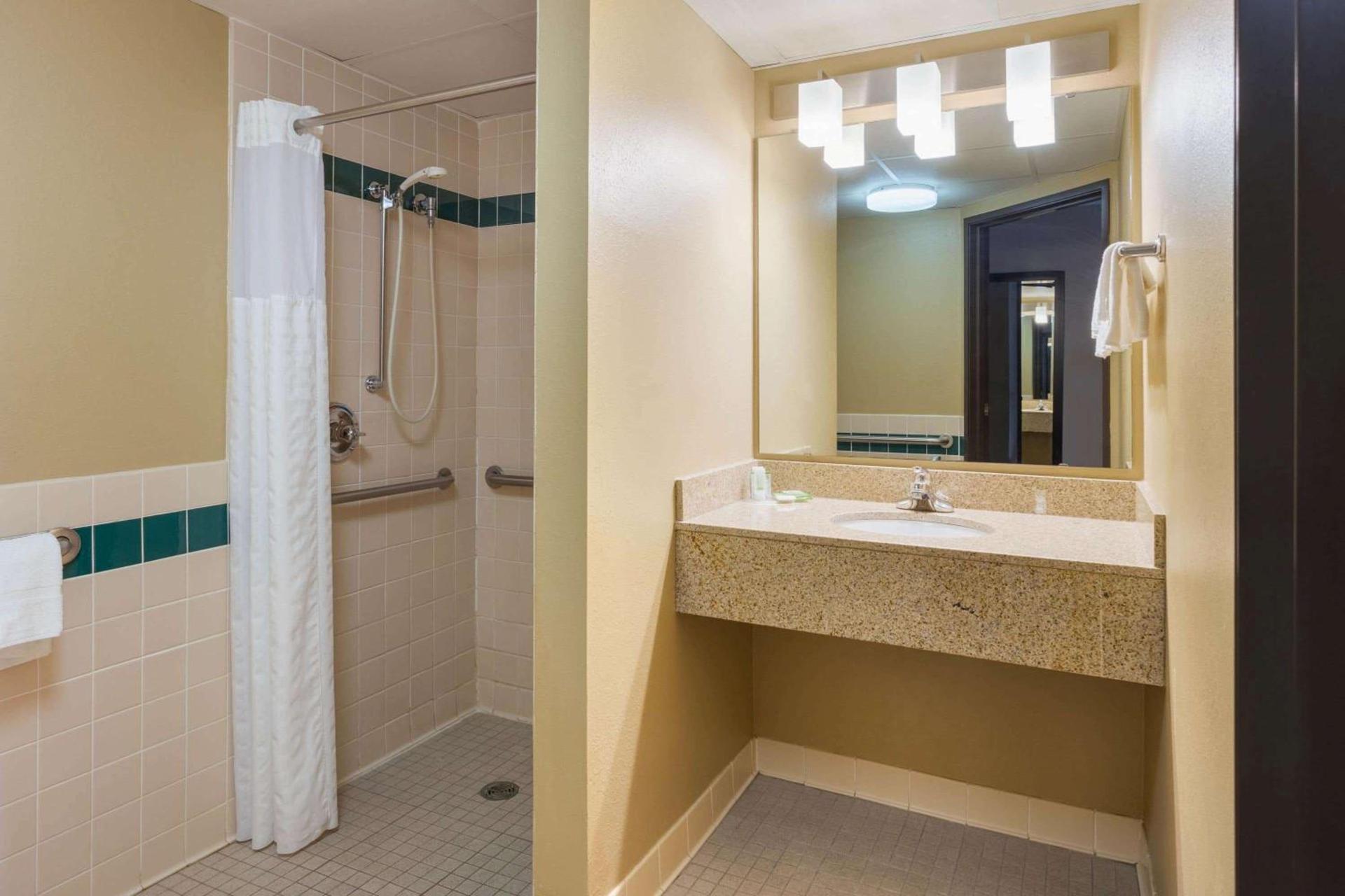 AmericInn by Wyndham Hartford WI photo 8