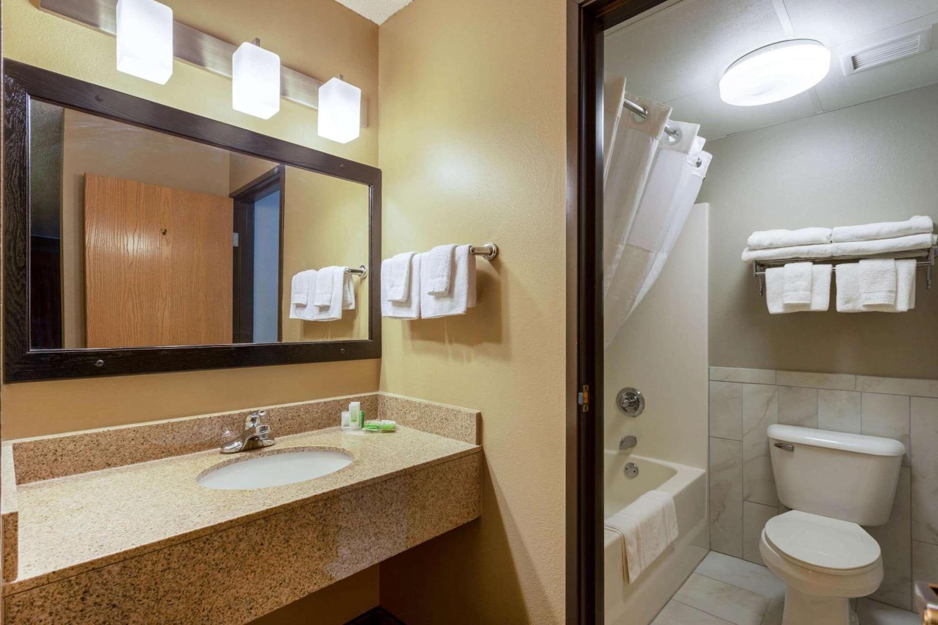 AmericInn by Wyndham Hartford WI photo 9