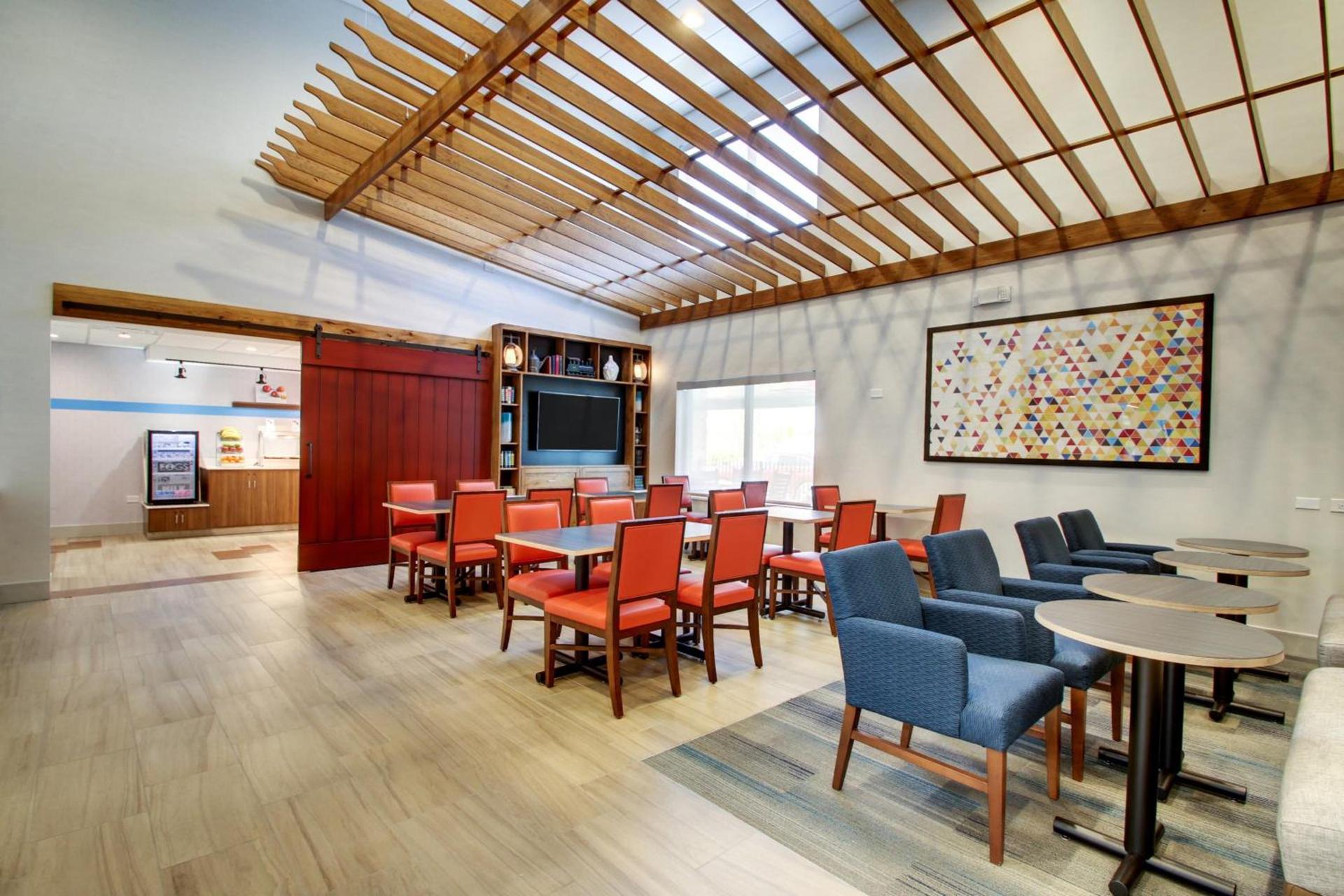 Holiday Inn Express & Suites Aurora - Naperville by IHG photo 21