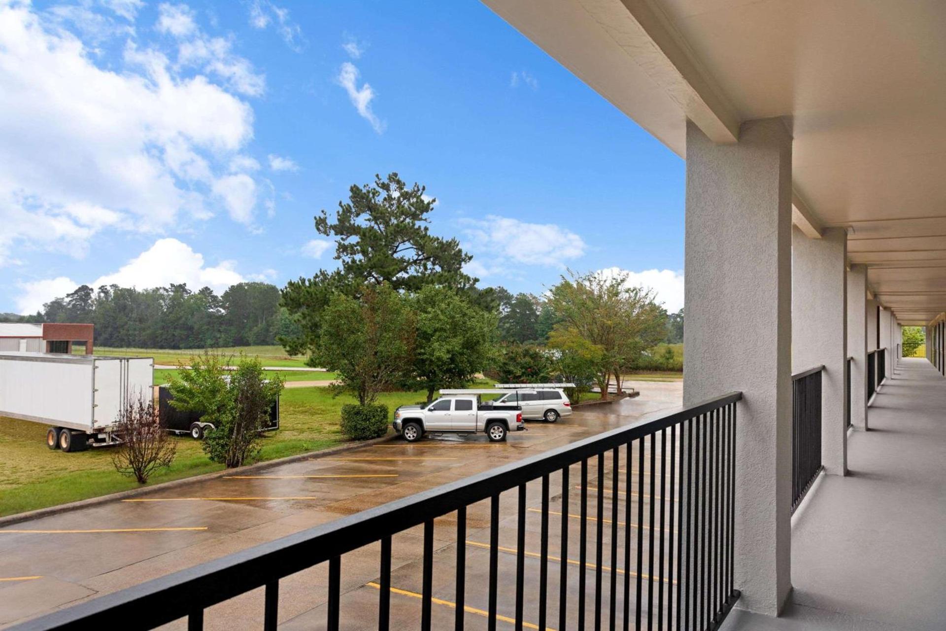 Super 8 by Wyndham Brookhaven photo 5