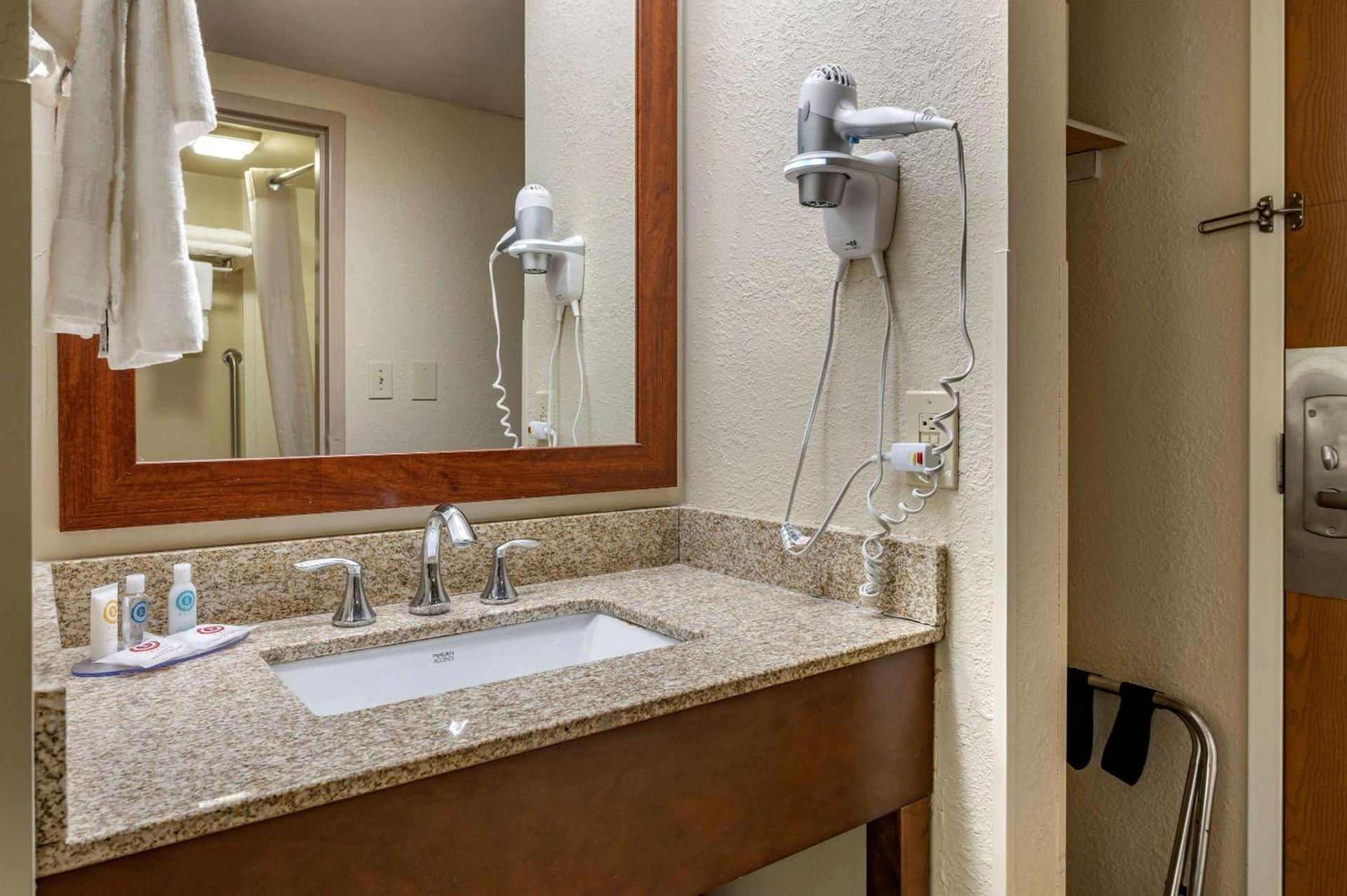 Comfort Inn Cincinnati Northeast photo 14