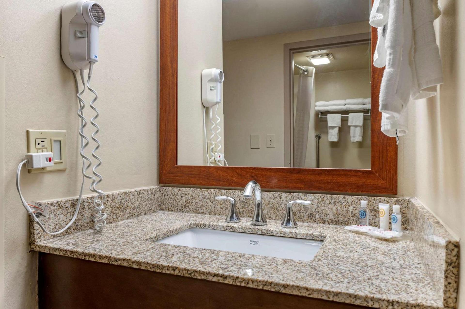 Comfort Inn Cincinnati Northeast photo 18