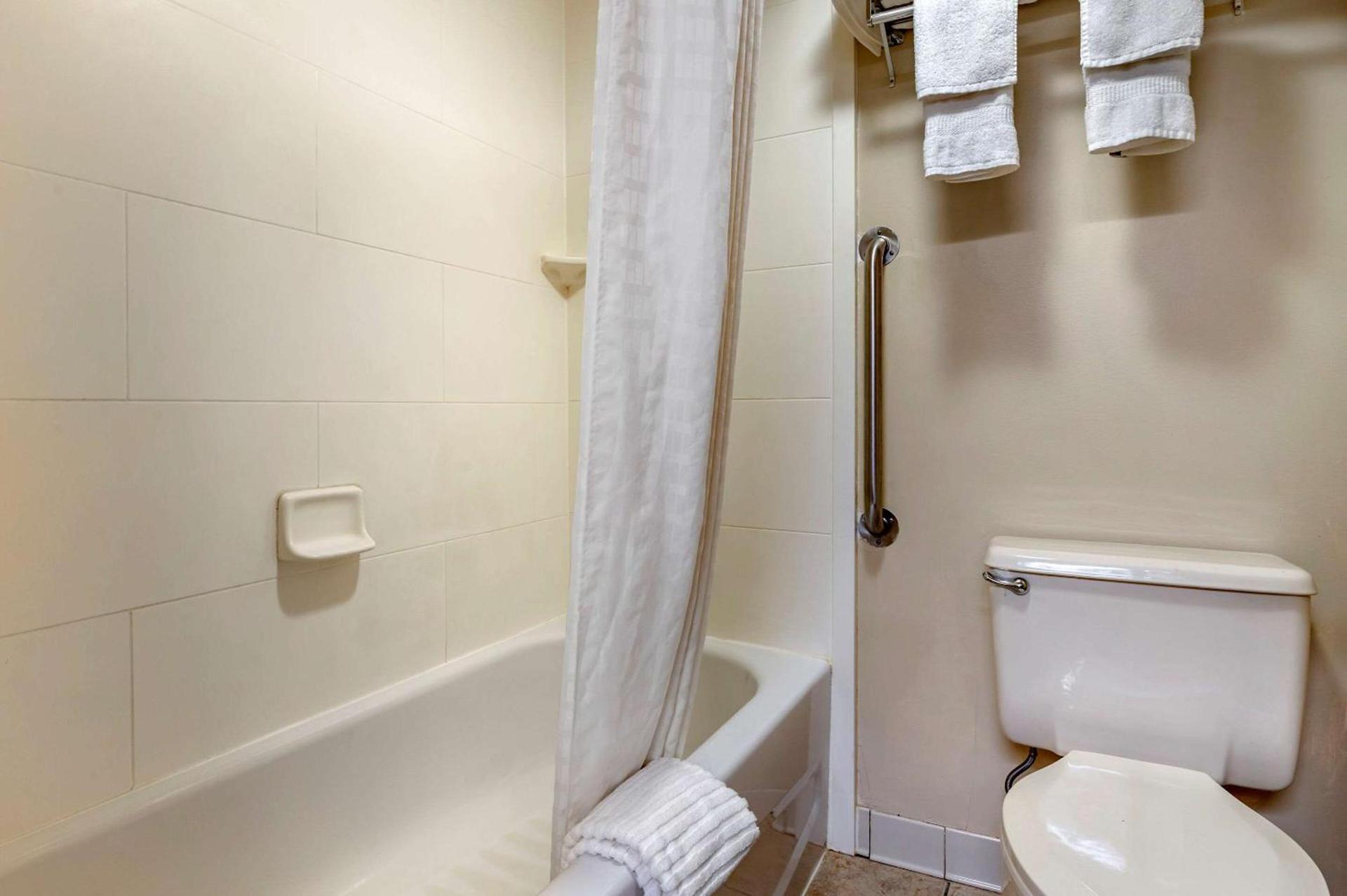 Comfort Inn Cincinnati Northeast photo 25