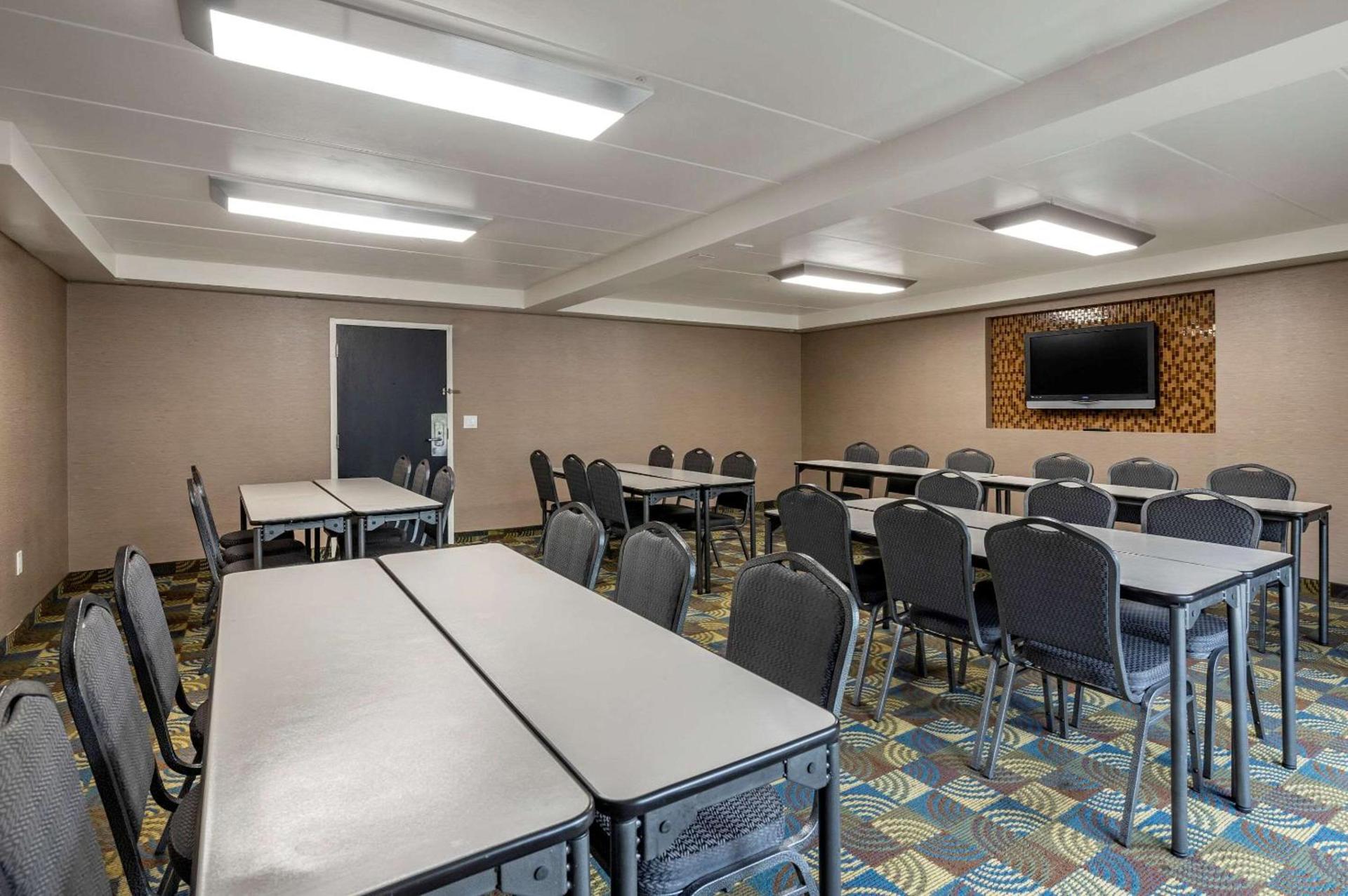 Comfort Inn Cincinnati Northeast photo 29