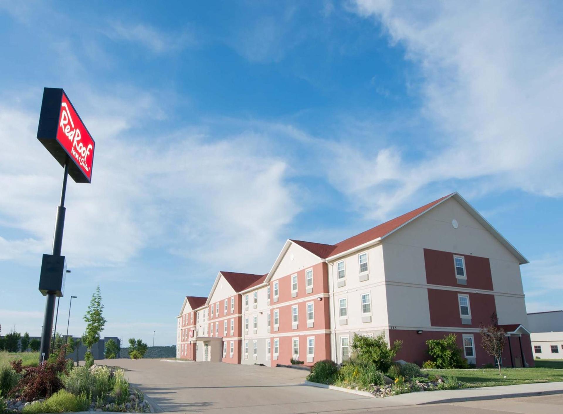 Red Roof Inn & Suites Dickinson photo 3