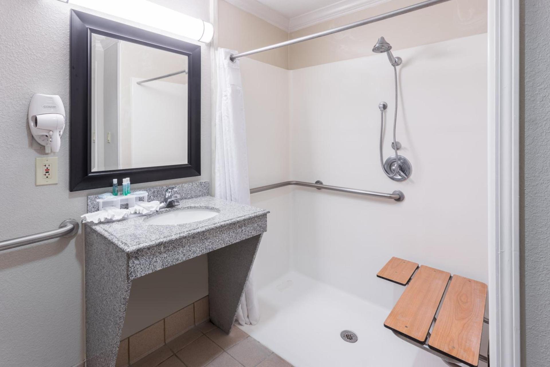 Holiday Inn Express Hotel and Suites Lake Charles by IHG photo 45
