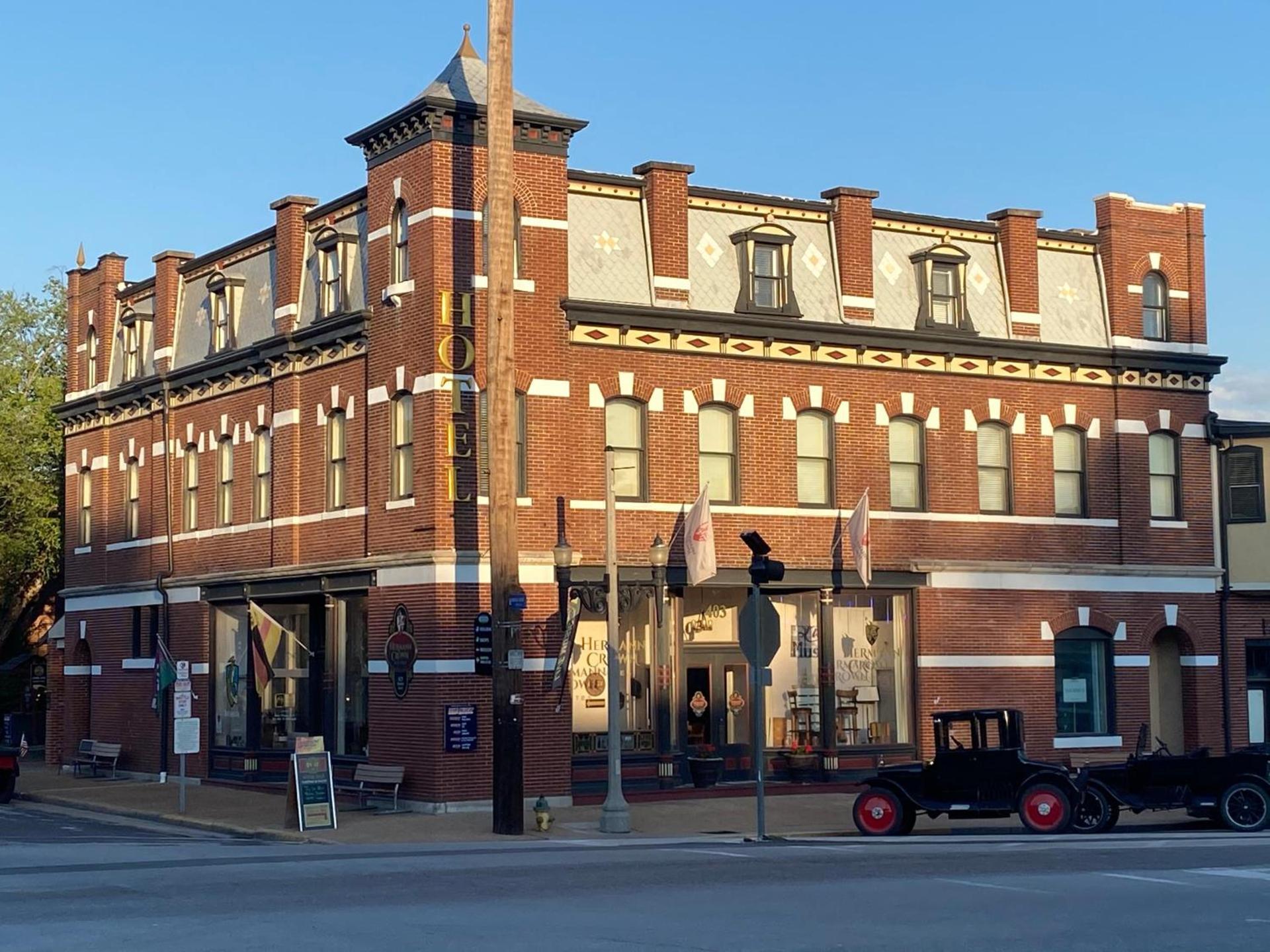 Hermann Crown Suites photo 5