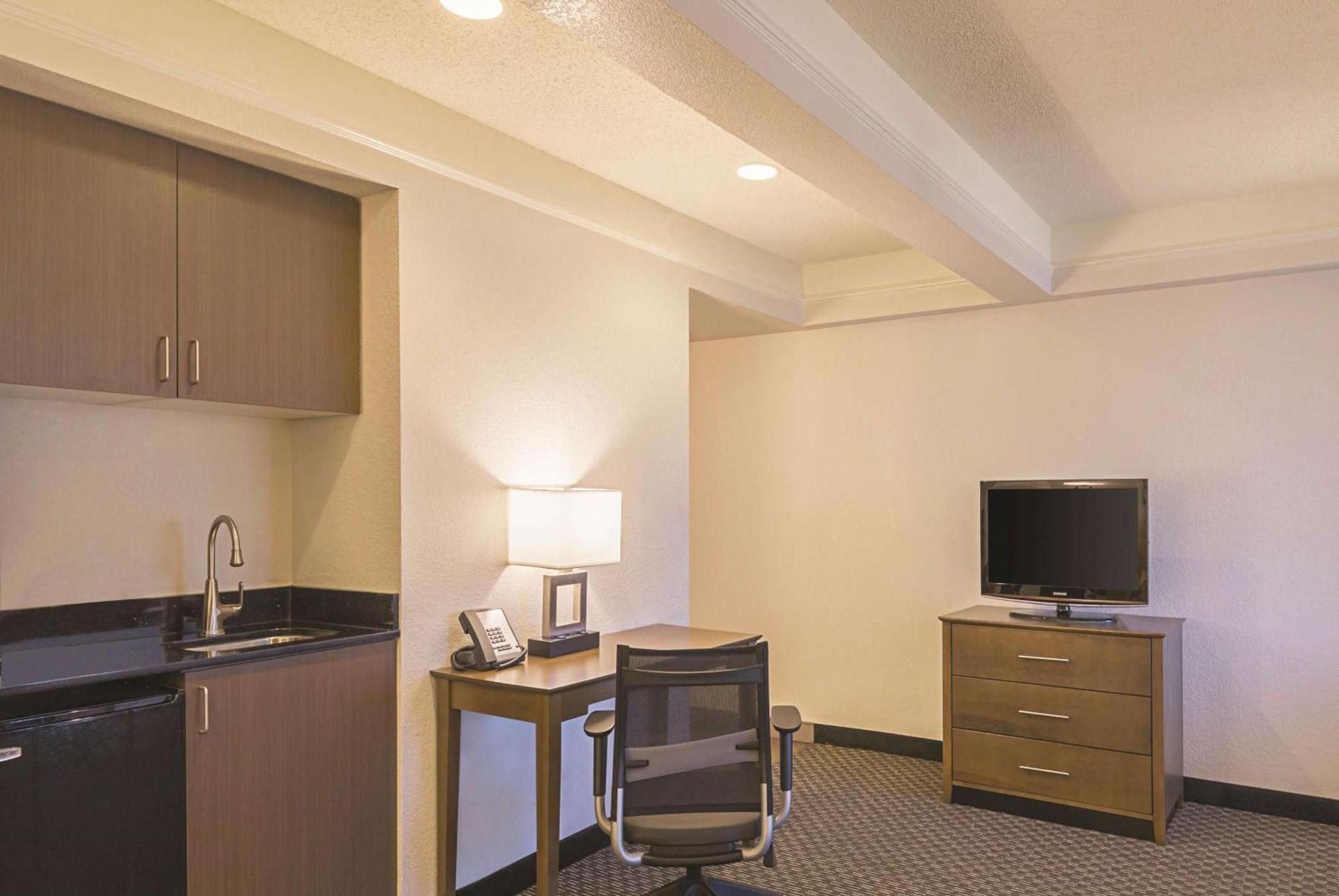 La Quinta Inn & Suites by Wyndham Austin Near The Domain photo 35