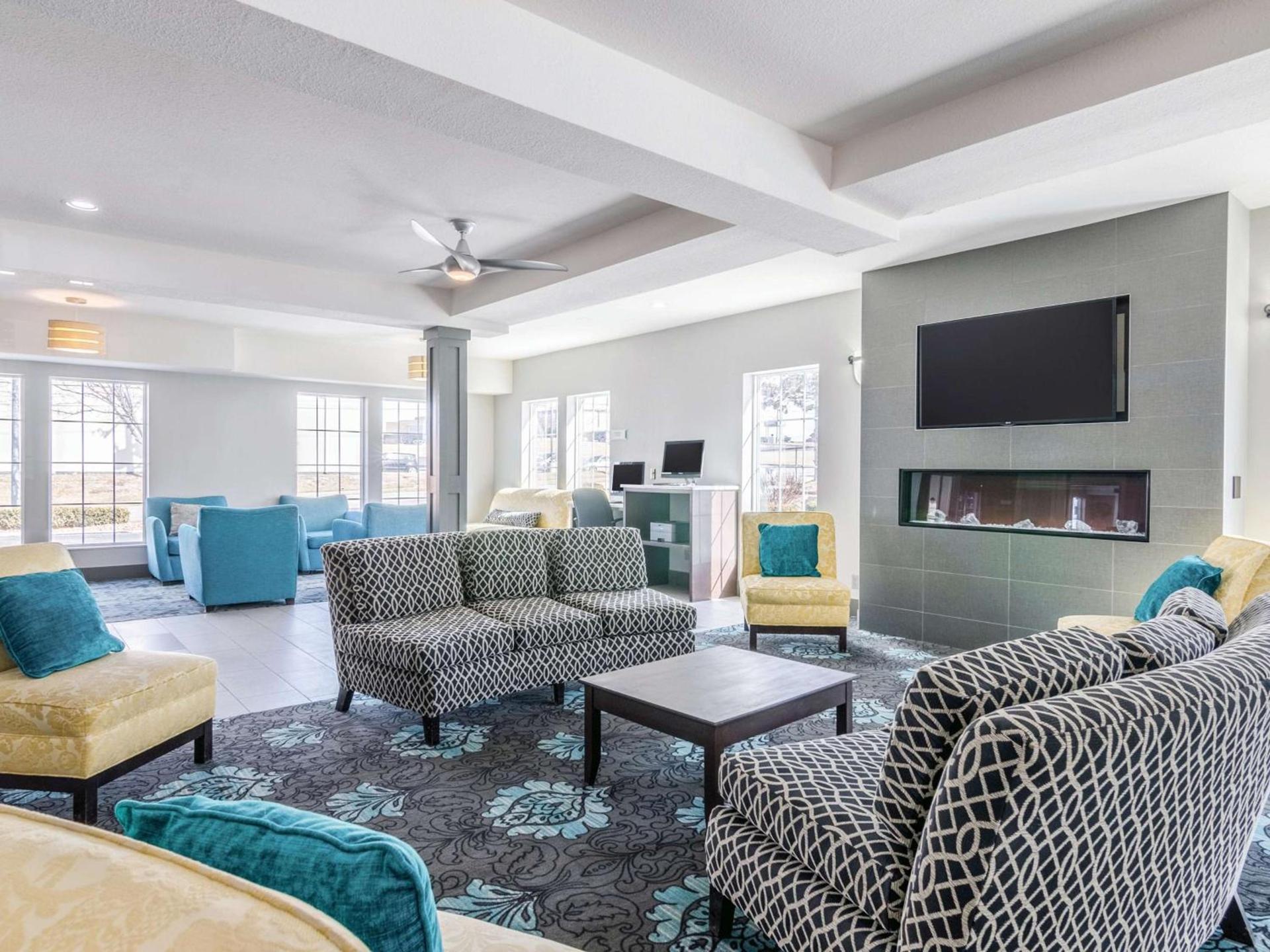 La Quinta by Wyndham Kansas City Airport photo 4
