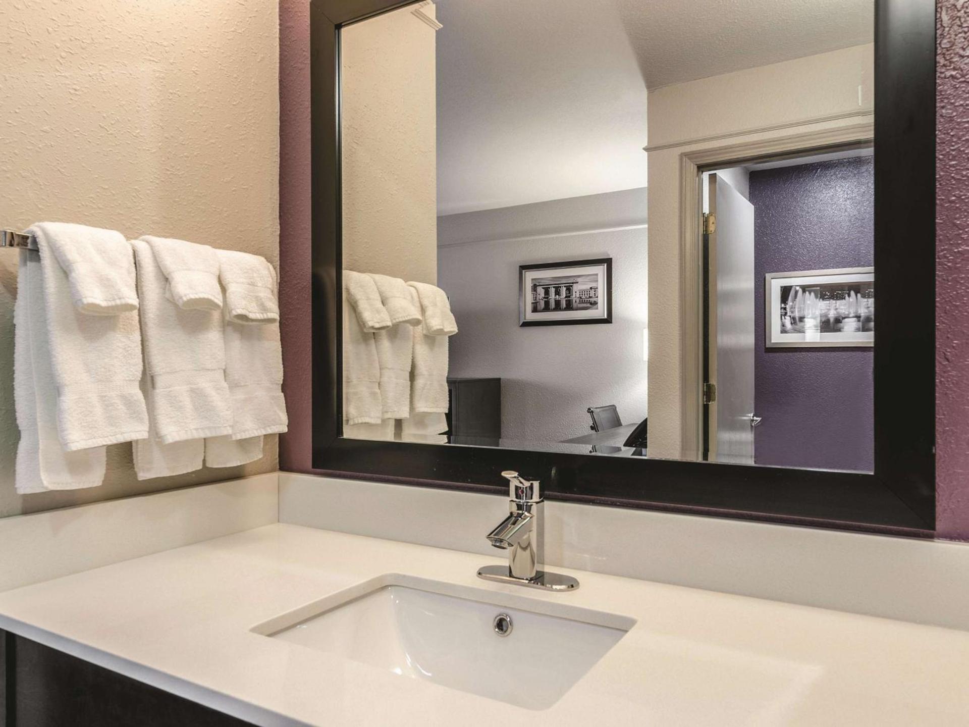 La Quinta by Wyndham Kansas City Airport photo 20