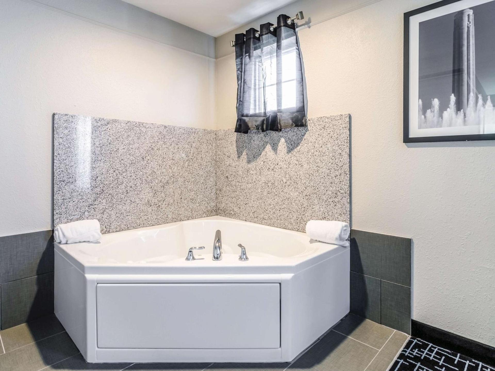 La Quinta by Wyndham Kansas City Airport photo 22