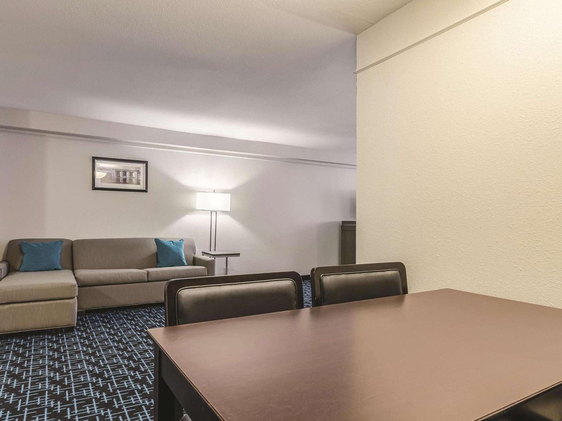 La Quinta by Wyndham Kansas City Airport photo 29