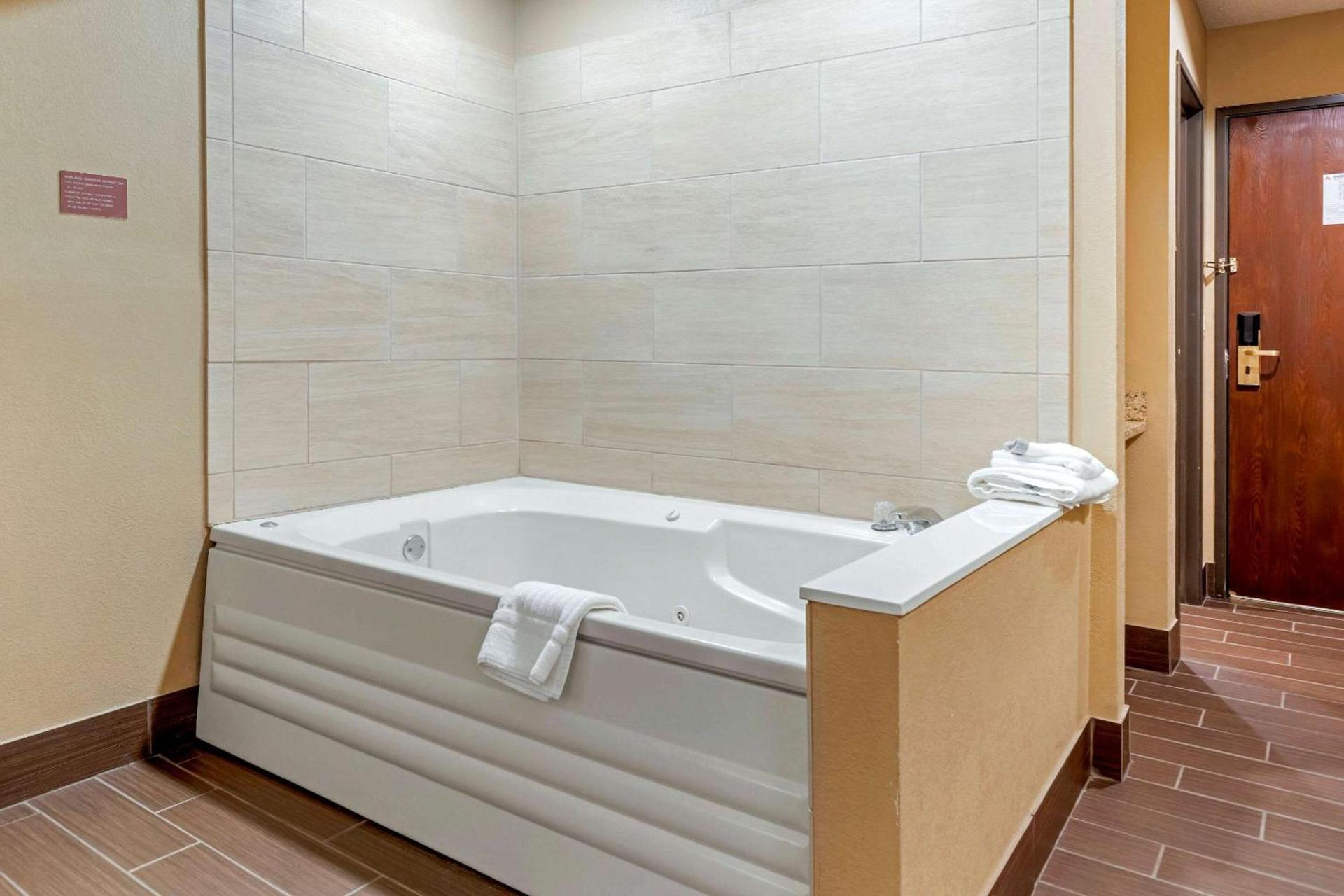 Comfort Inn Sault Ste Marie MI photo 28