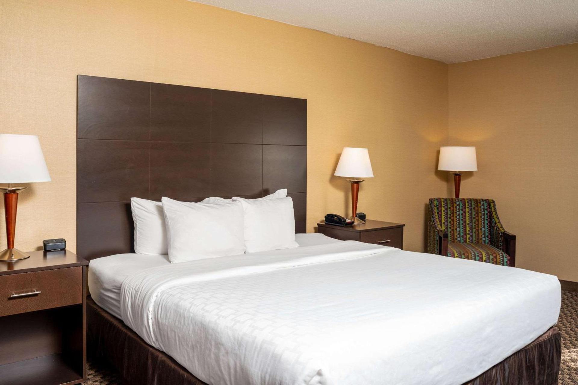 Clarion Pointe Harrisonburg photo 9