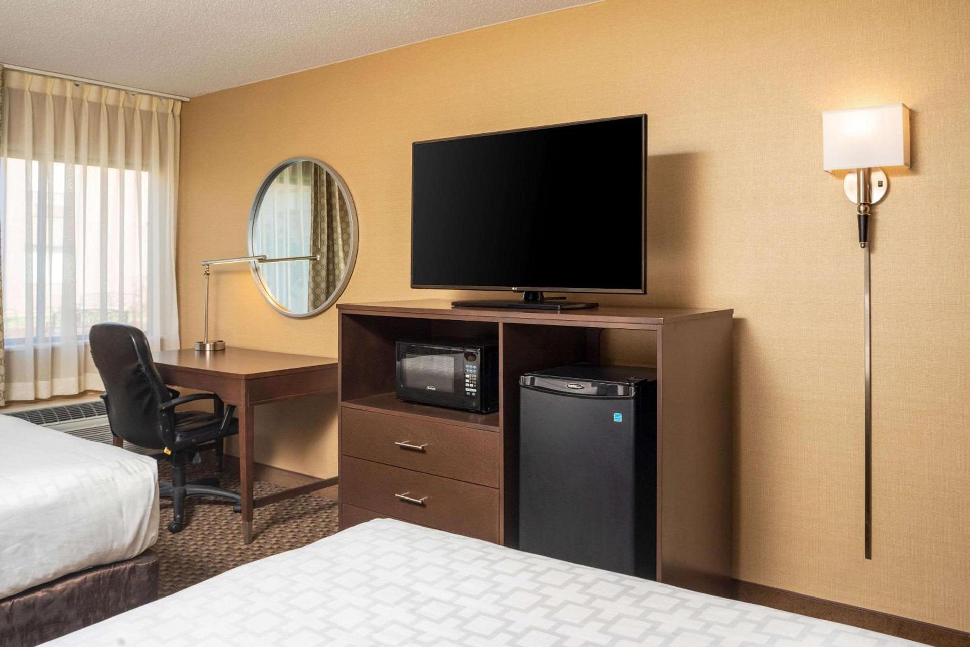Clarion Pointe Harrisonburg photo 11