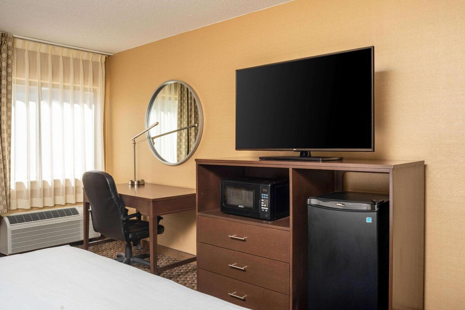 Clarion Pointe Harrisonburg photo 12