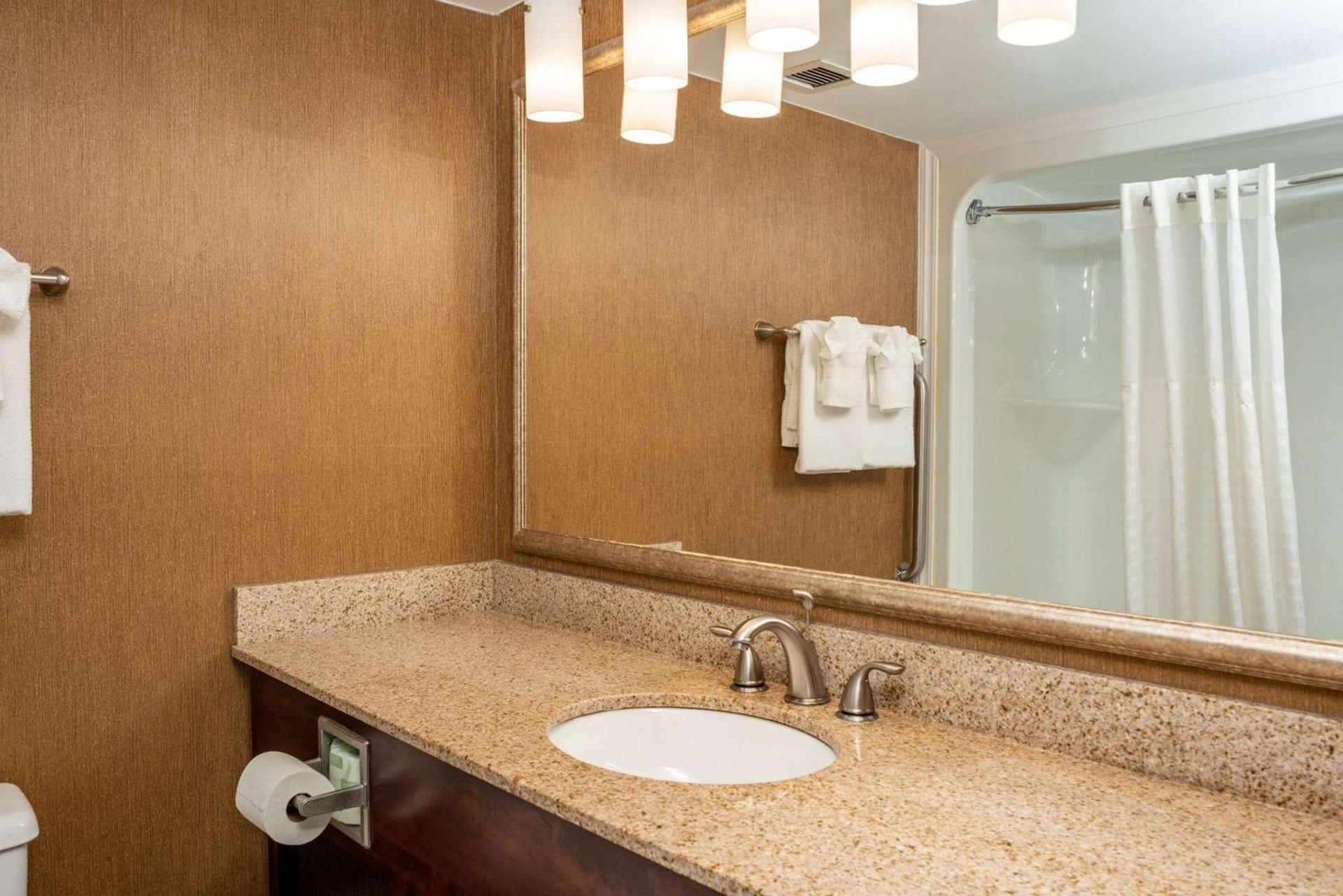 Clarion Pointe Harrisonburg photo 15
