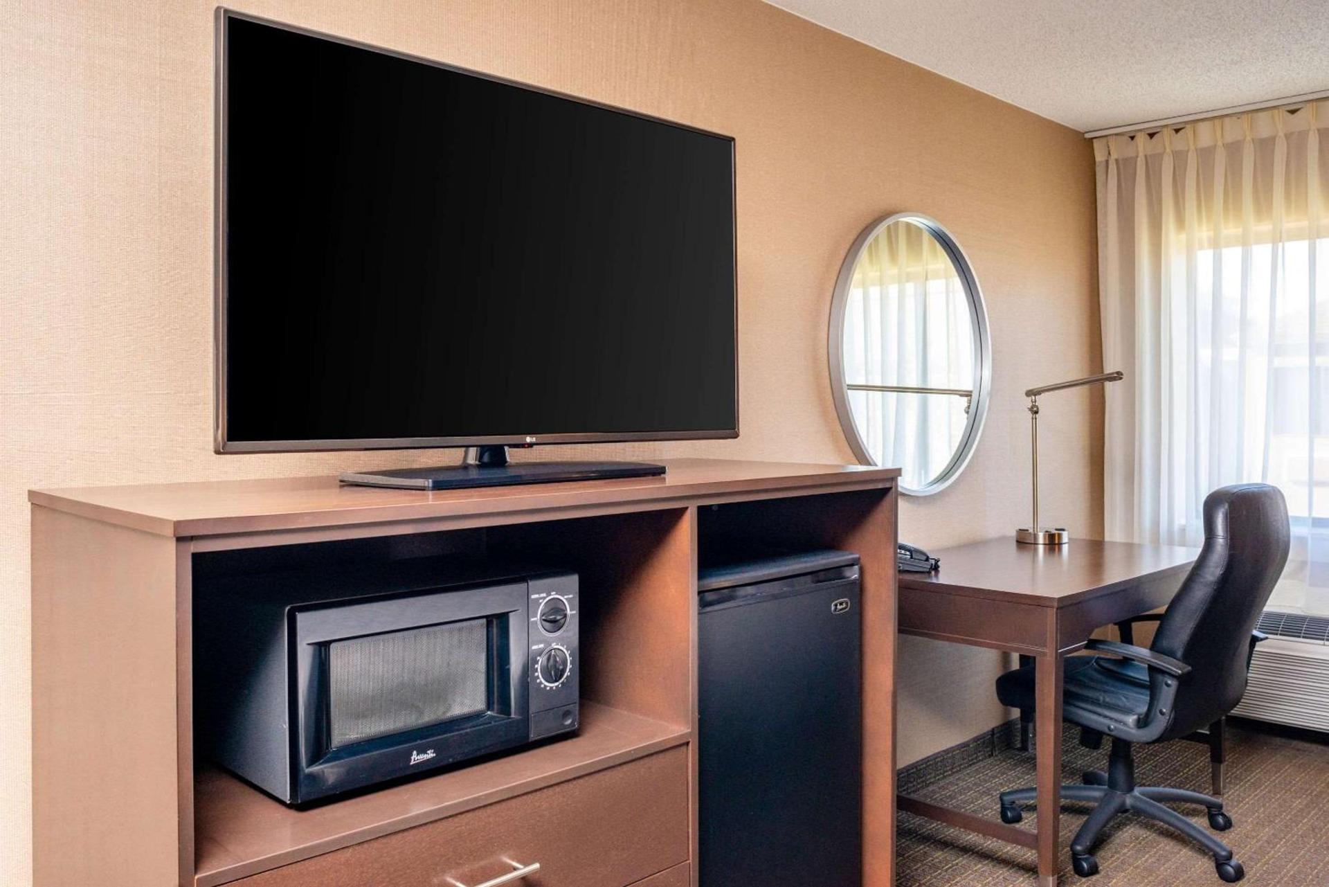 Clarion Pointe Harrisonburg photo 19