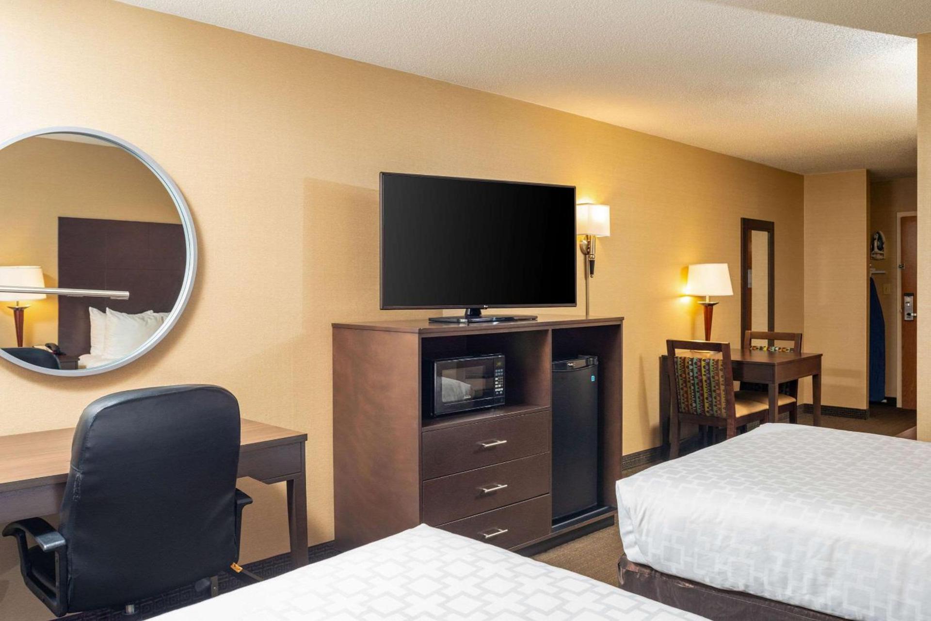 Clarion Pointe Harrisonburg photo 21