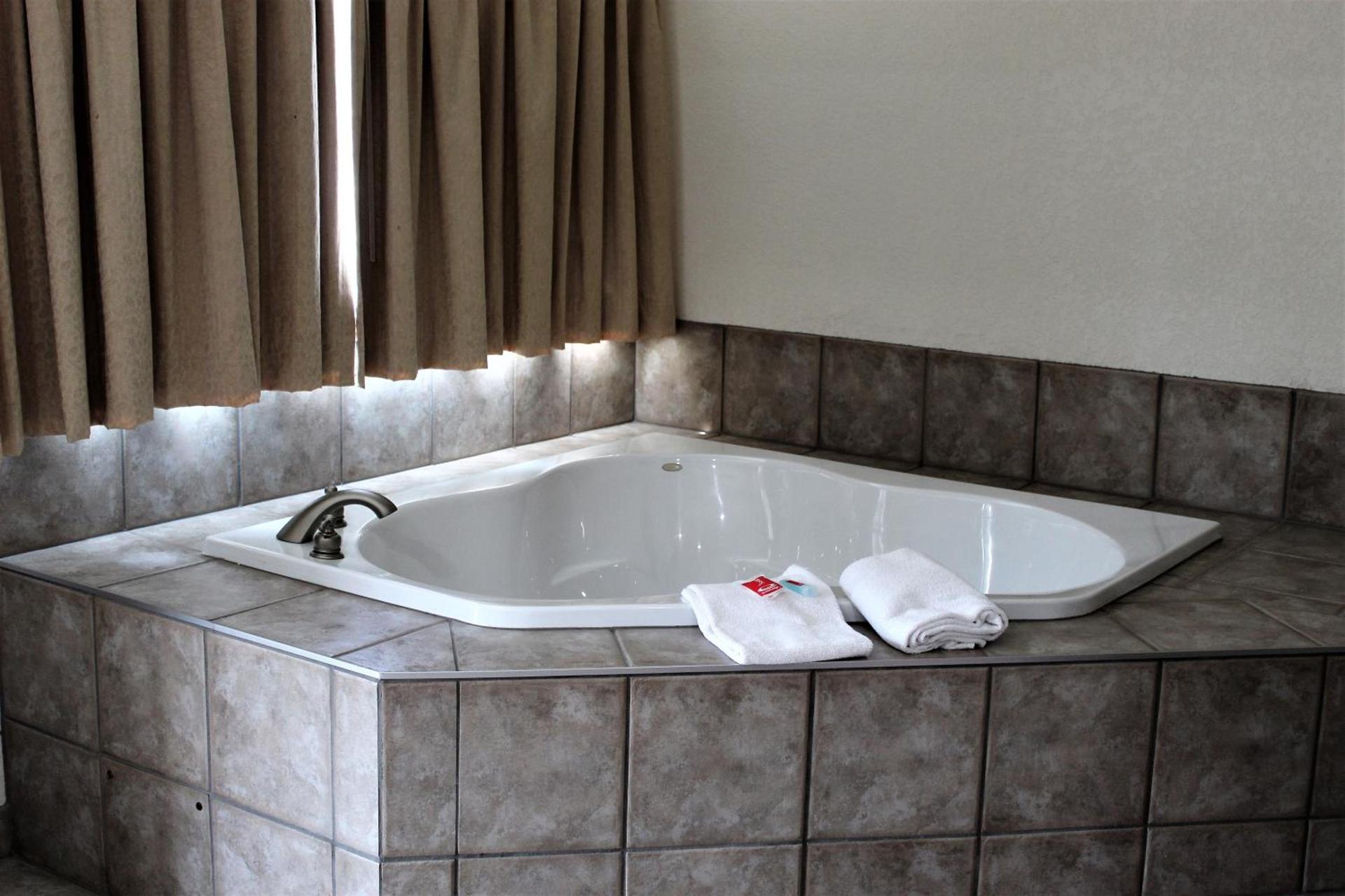 Econo Lodge Inn & Suites on the River photo 16