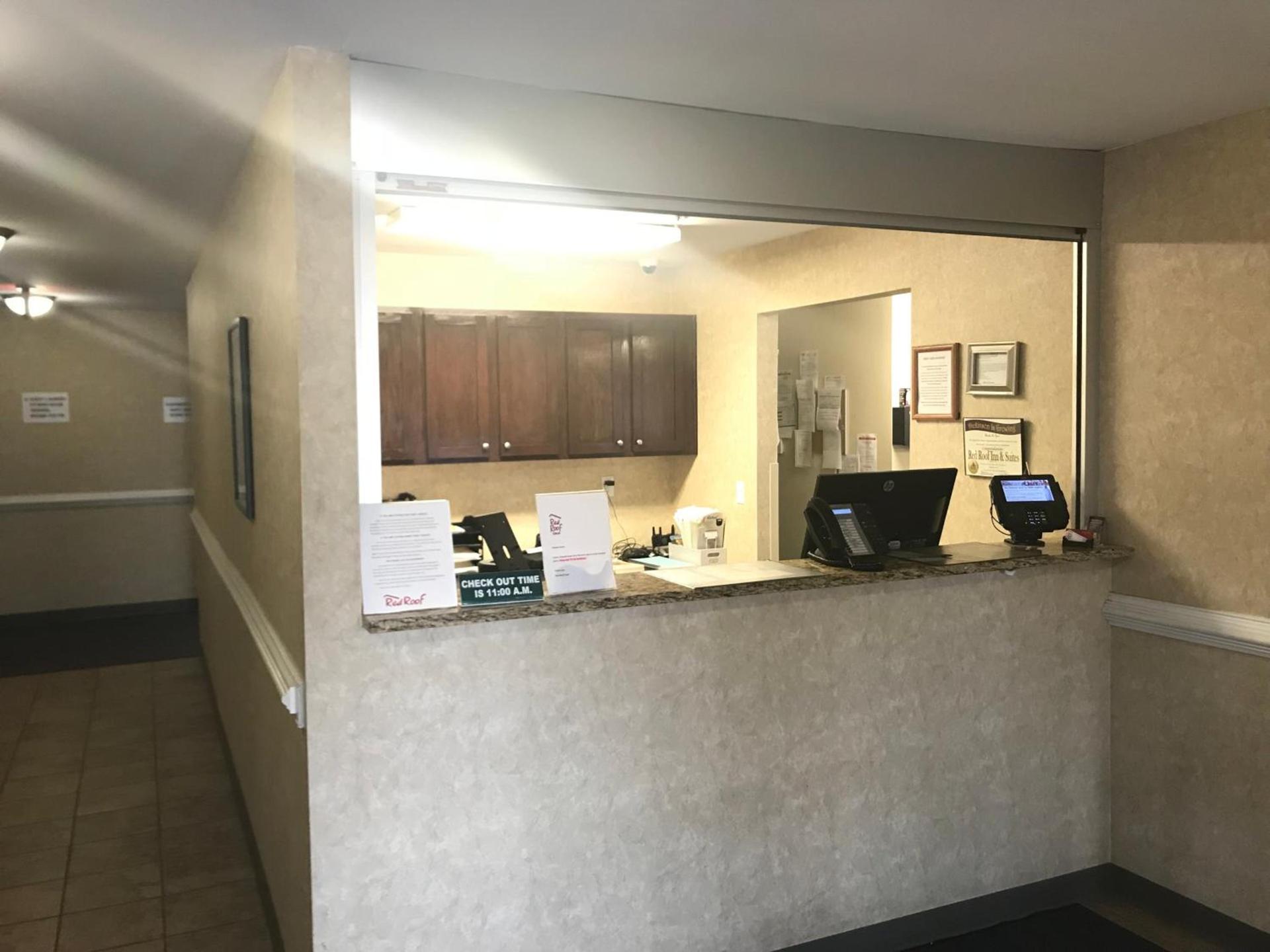 Red Roof Inn & Suites Dickinson photo 6