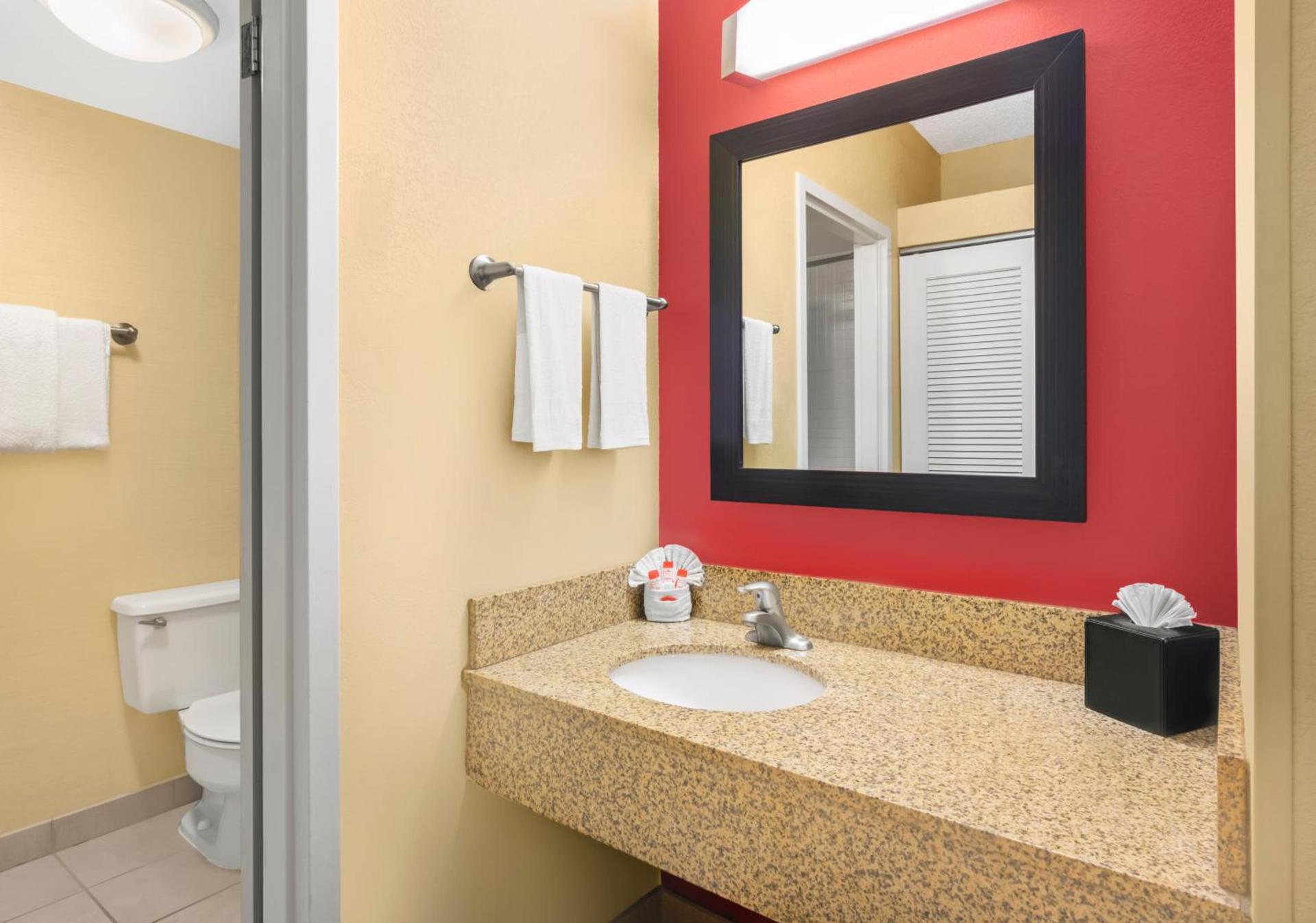 Super 8 by Wyndham Dallas Love Field Airport photo 33