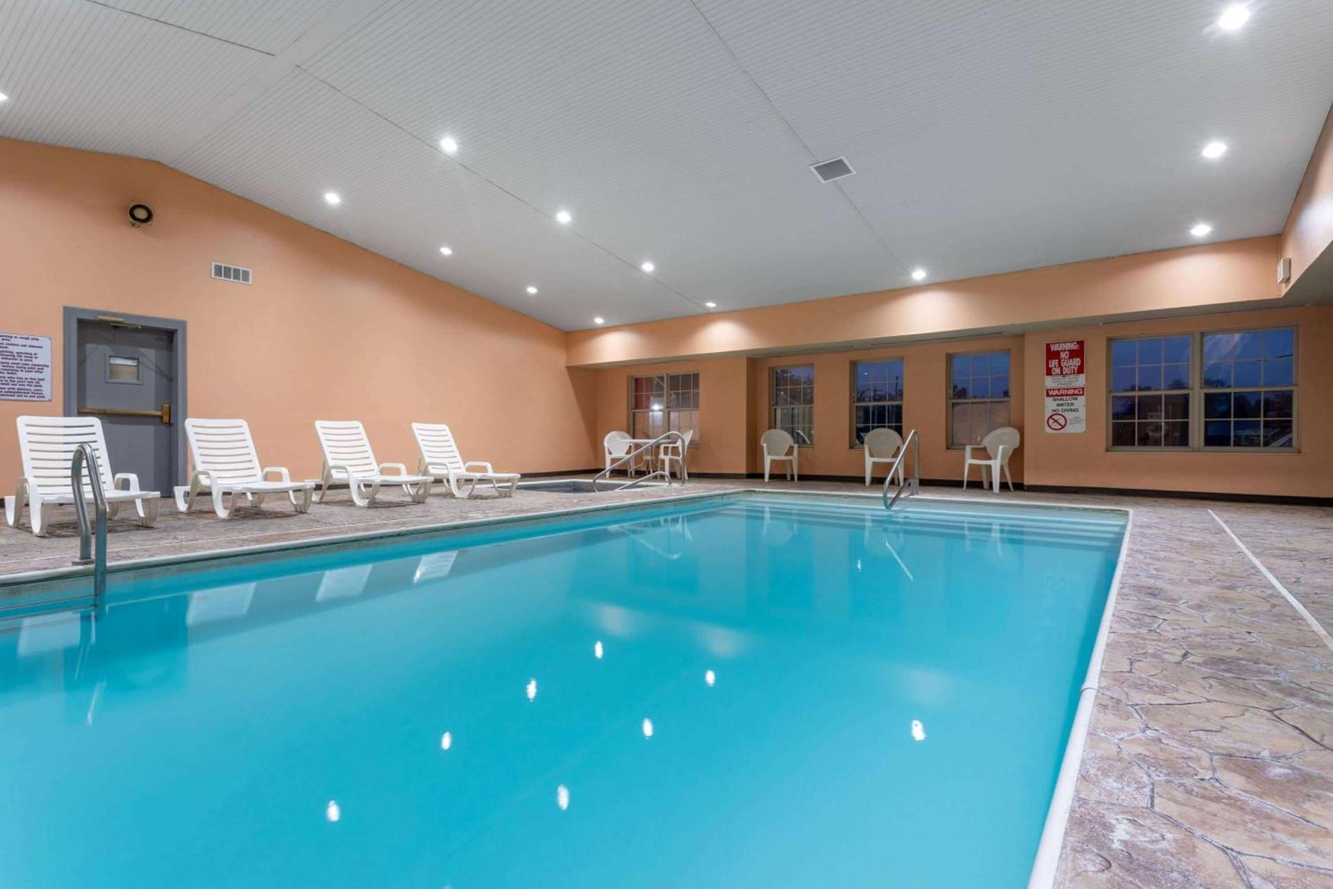 Ramada by Wyndham Sellersburg/Louisville North photo 11