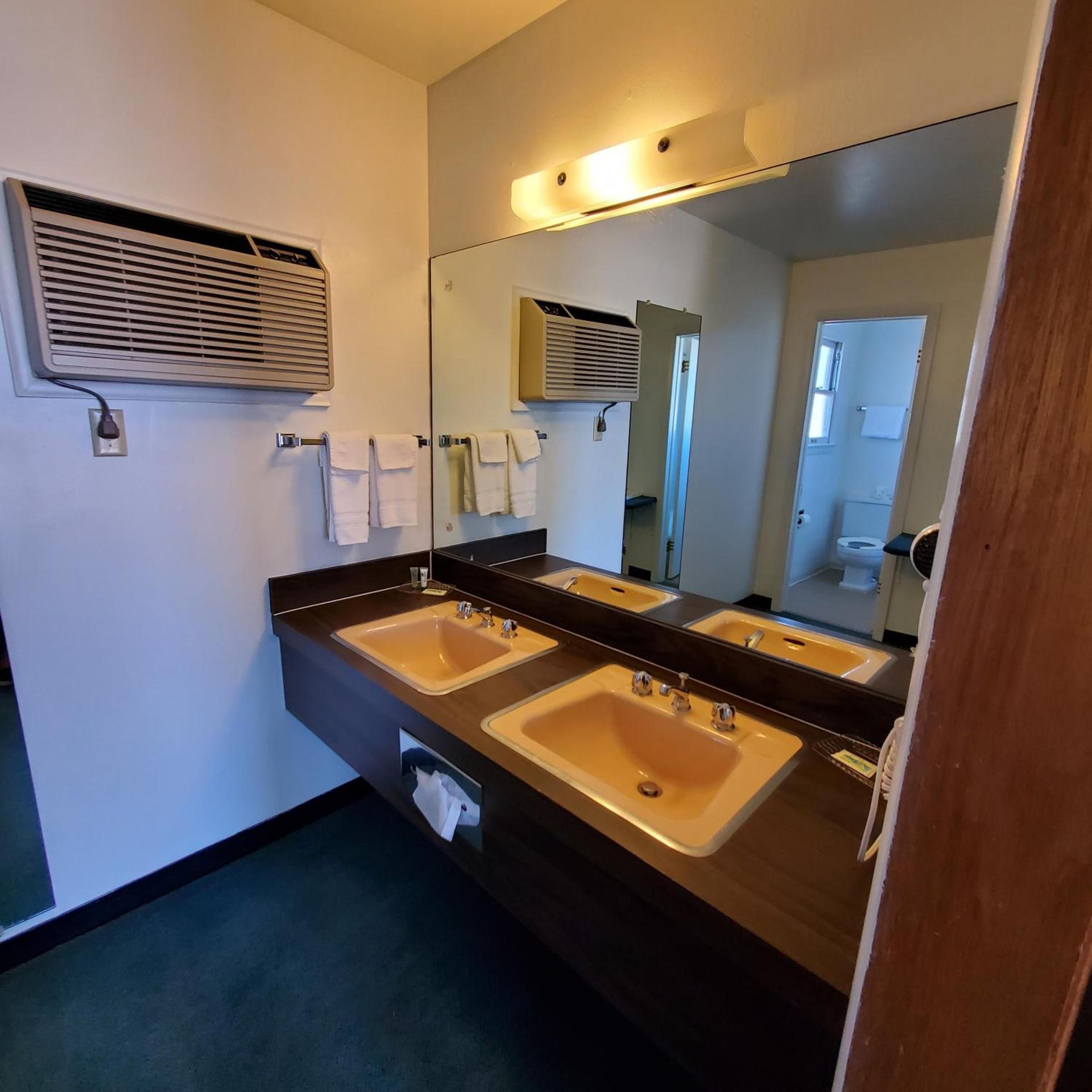 Robin Hood Motel photo 32