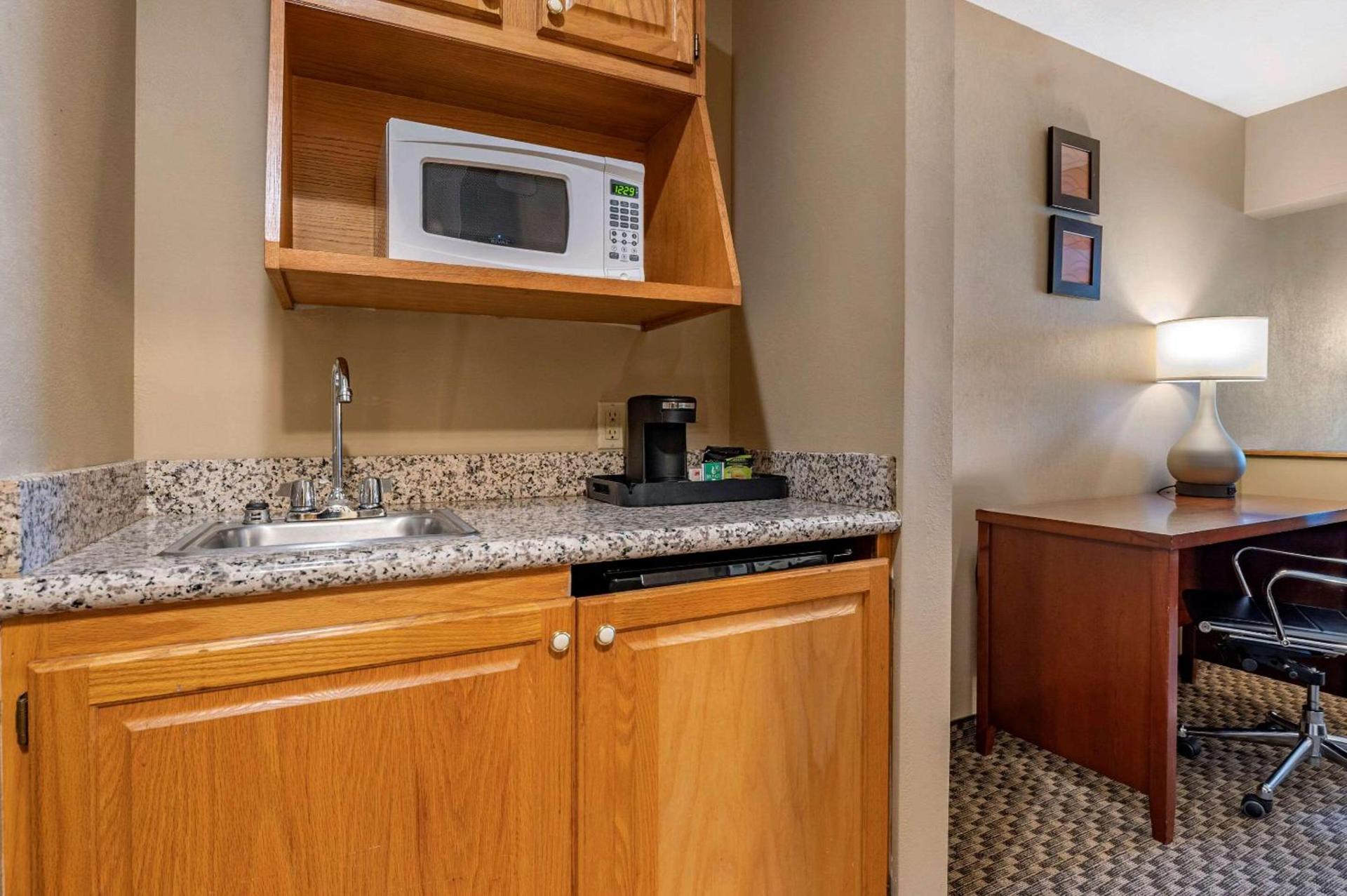 Comfort Inn & Suites Napoleon photo 12
