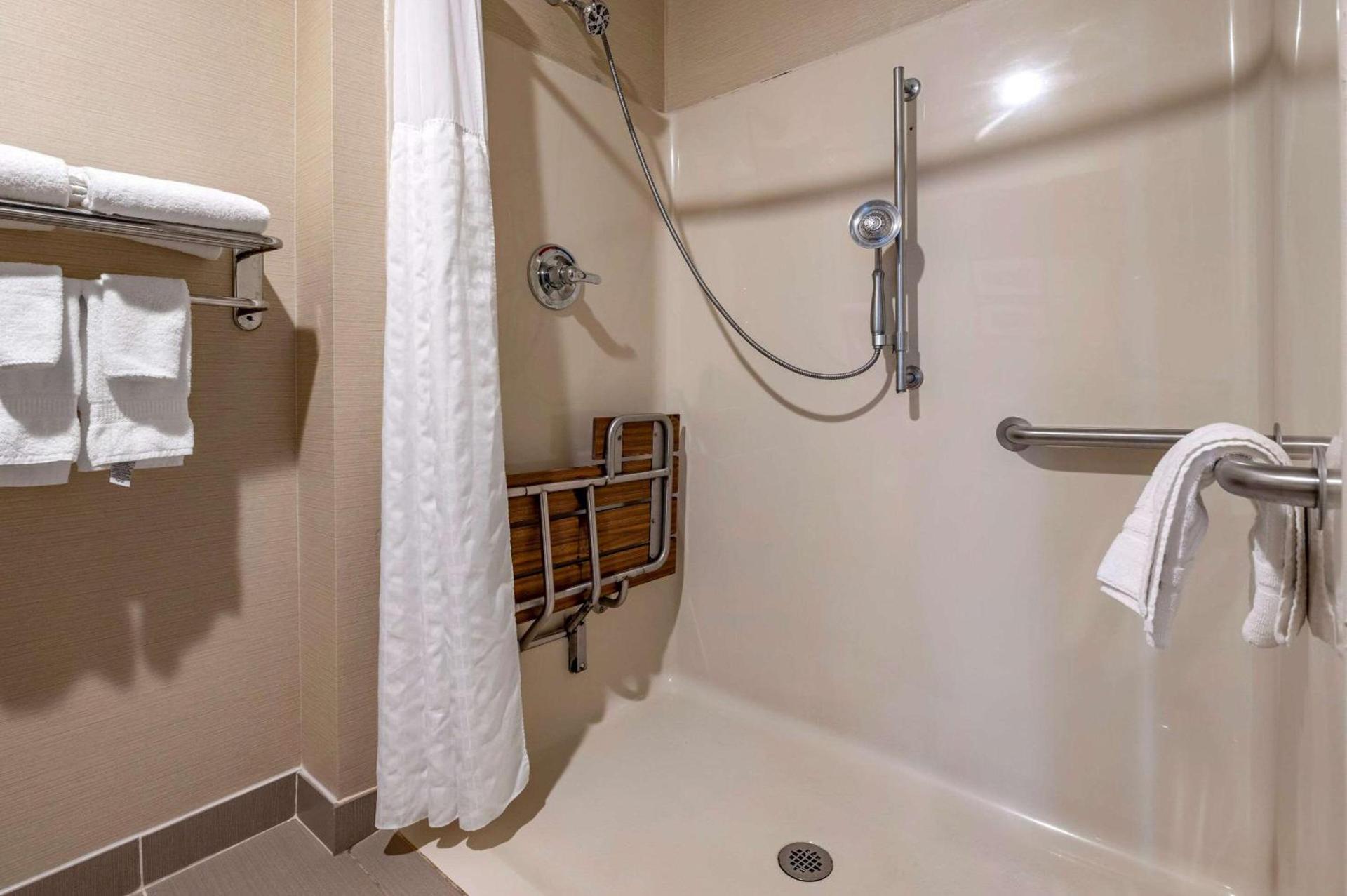 Comfort Inn & Suites Napoleon photo 23