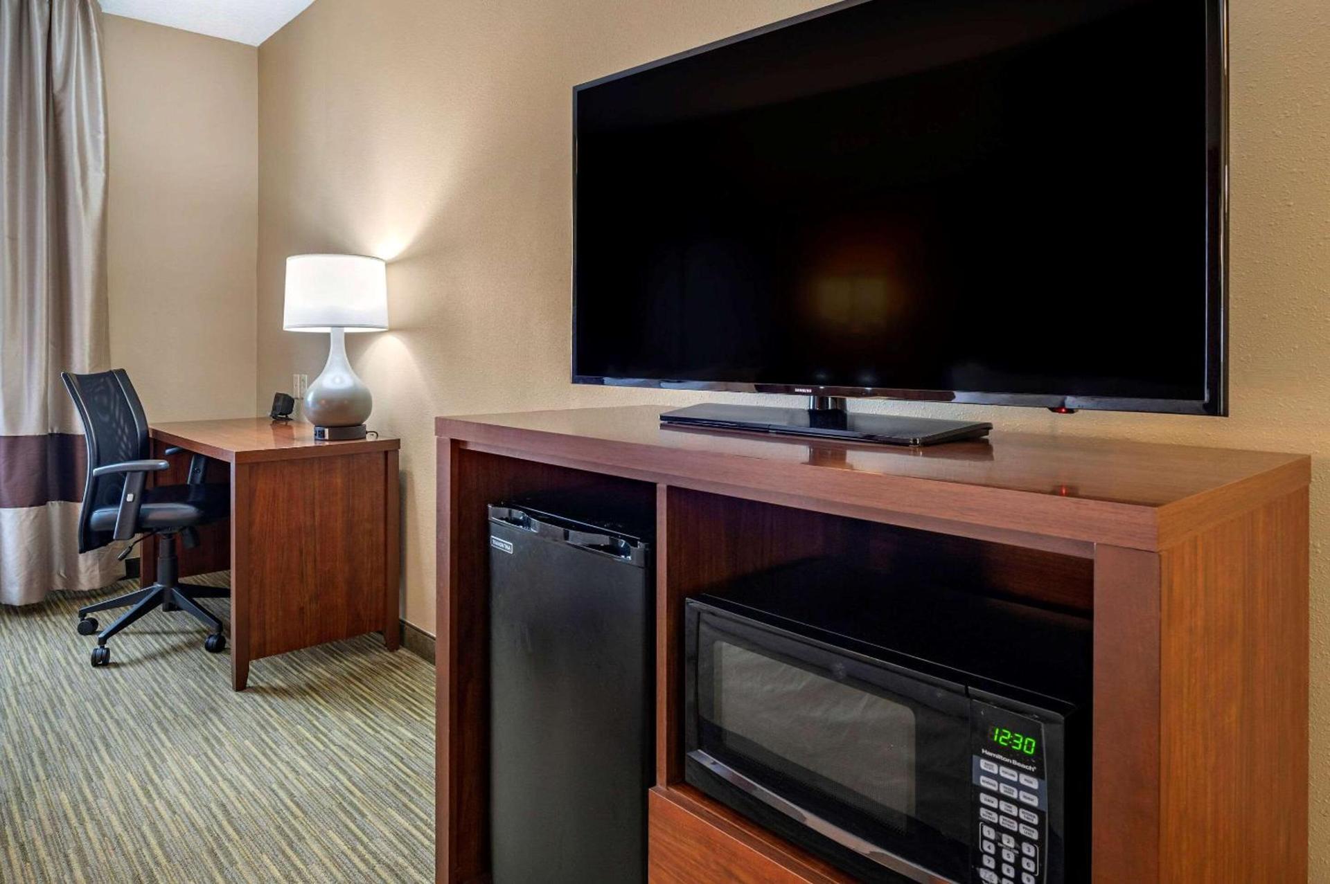 Comfort Suites Elkhart North photo 13