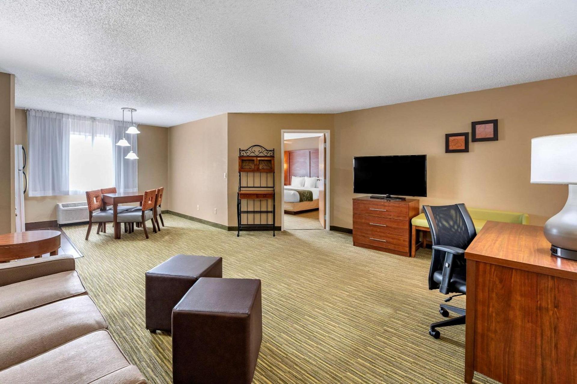 Comfort Suites Elkhart North photo 18