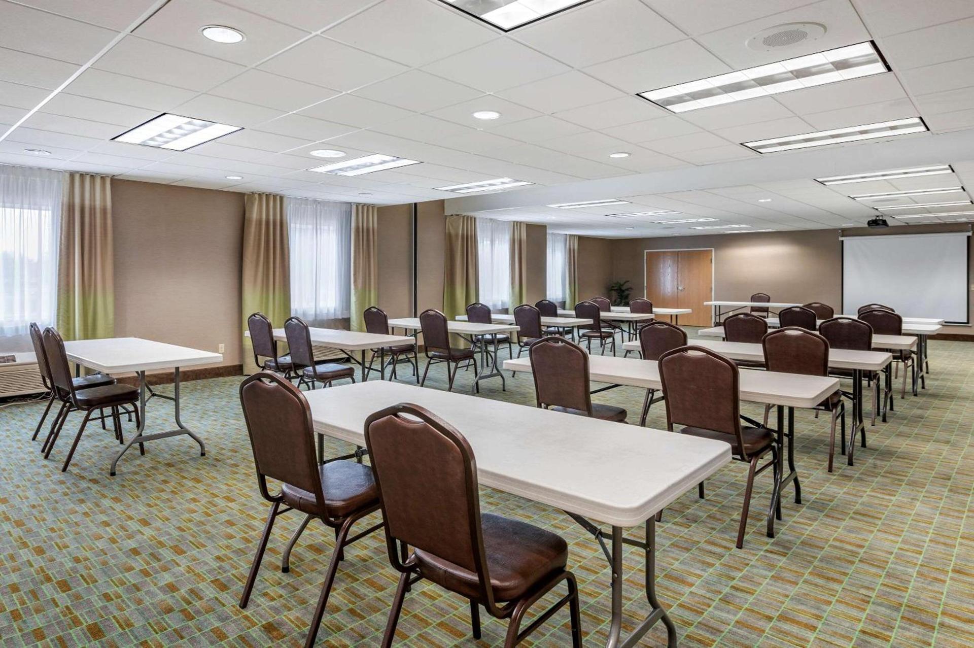 Comfort Suites Elkhart North photo 30