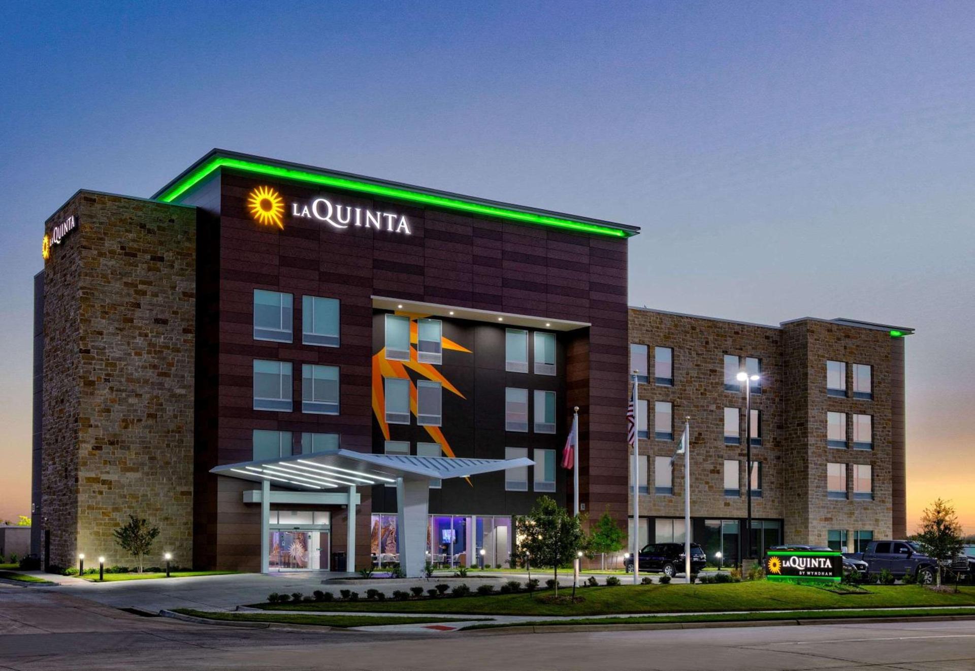 La Quinta Inn & Suites by Wyndham Terrell photo 2