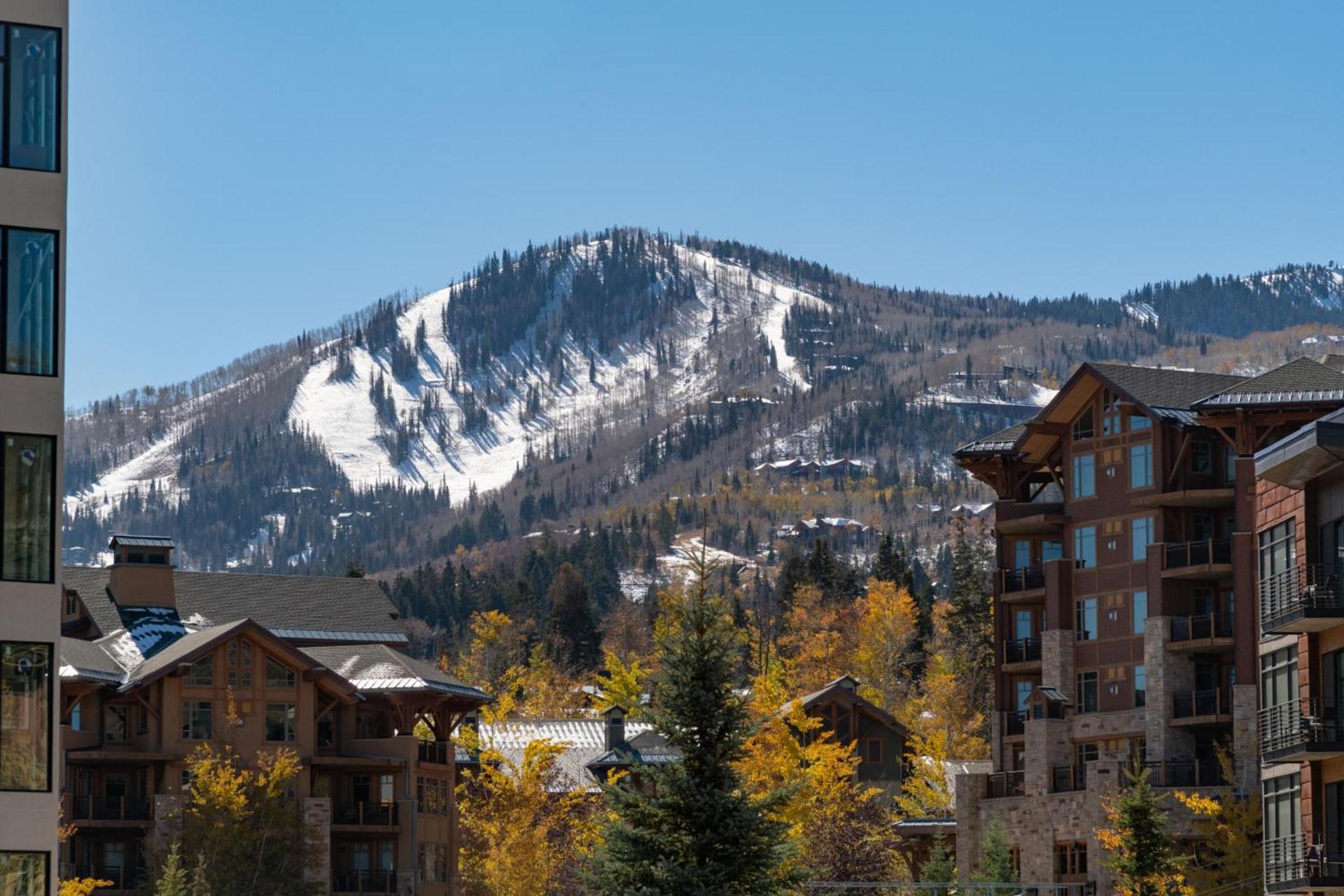 Luxurious Hotel Room at Ski-in Ski-out resort photo 4